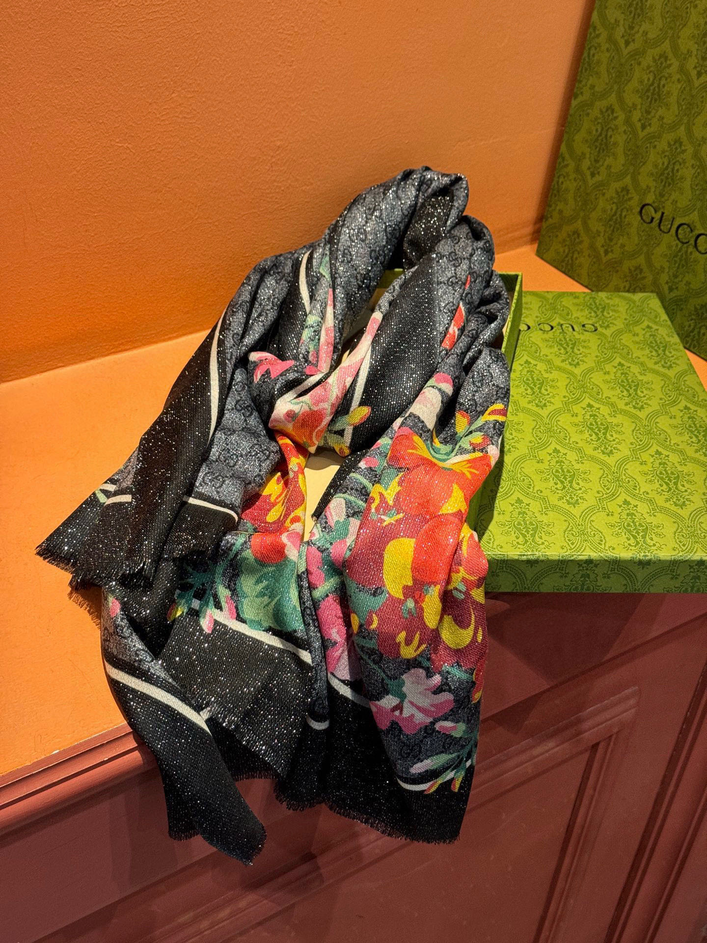 Gucci花卉羊绒围巾~超级抬气色！高级女人味！】羊绒围巾也能这么美！！！Gucci这款双面花卉羊绒围巾