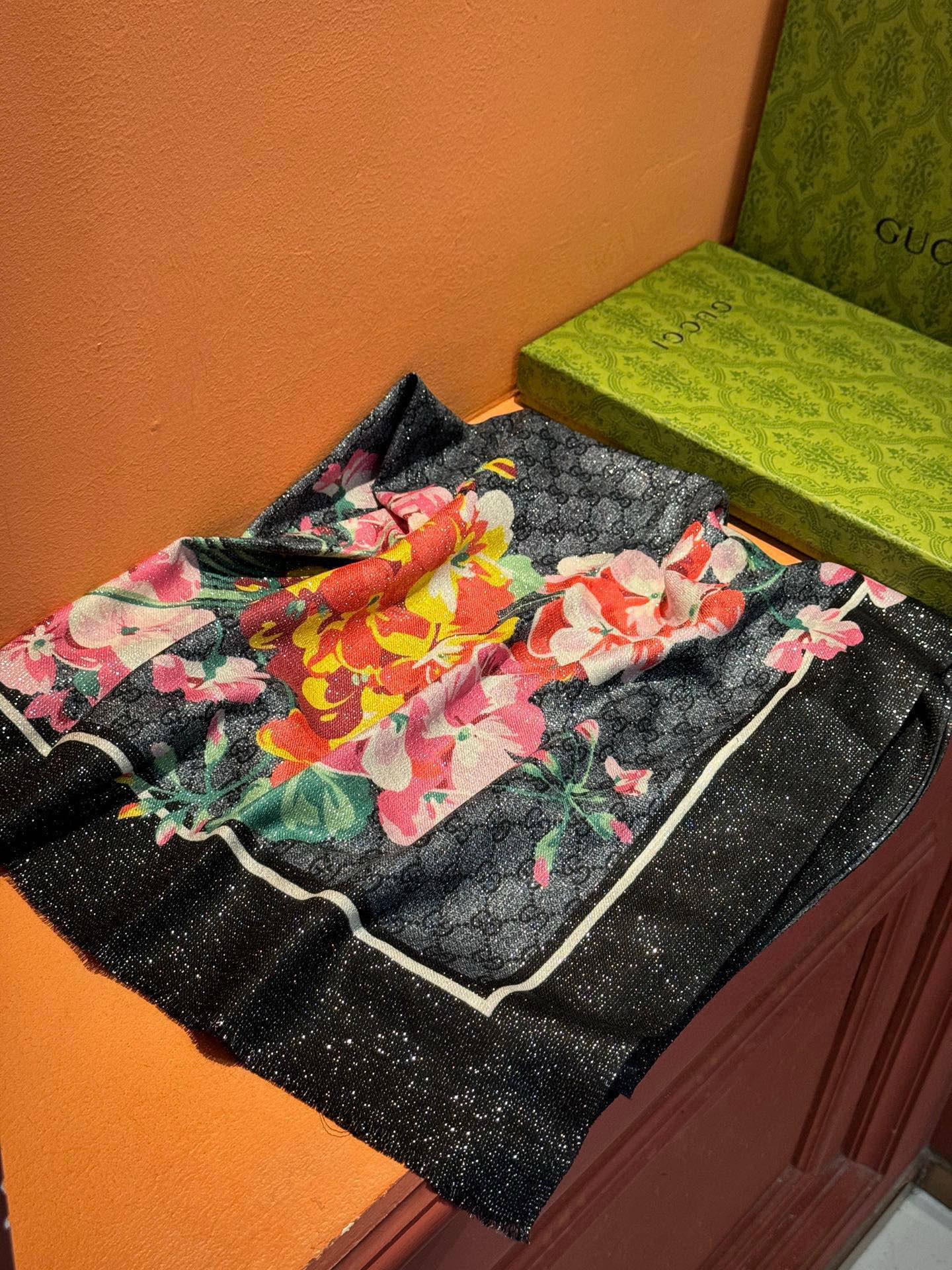 Gucci花卉羊绒围巾~超级抬气色！高级女人味！】羊绒围巾也能这么美！！！Gucci这款双面花卉羊绒围巾