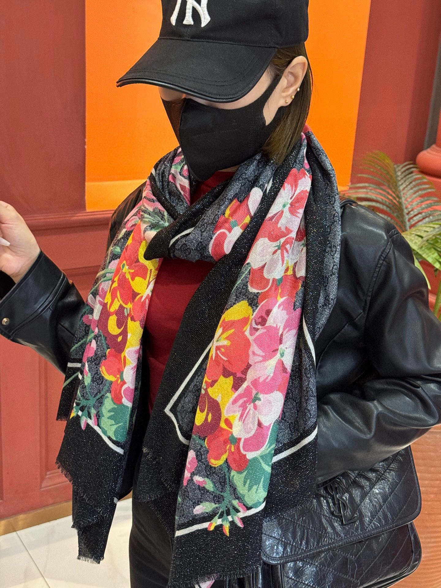 Gucci花卉羊绒围巾~超级抬气色！高级女人味！】羊绒围巾也能这么美！！！Gucci这款双面花卉羊绒围巾