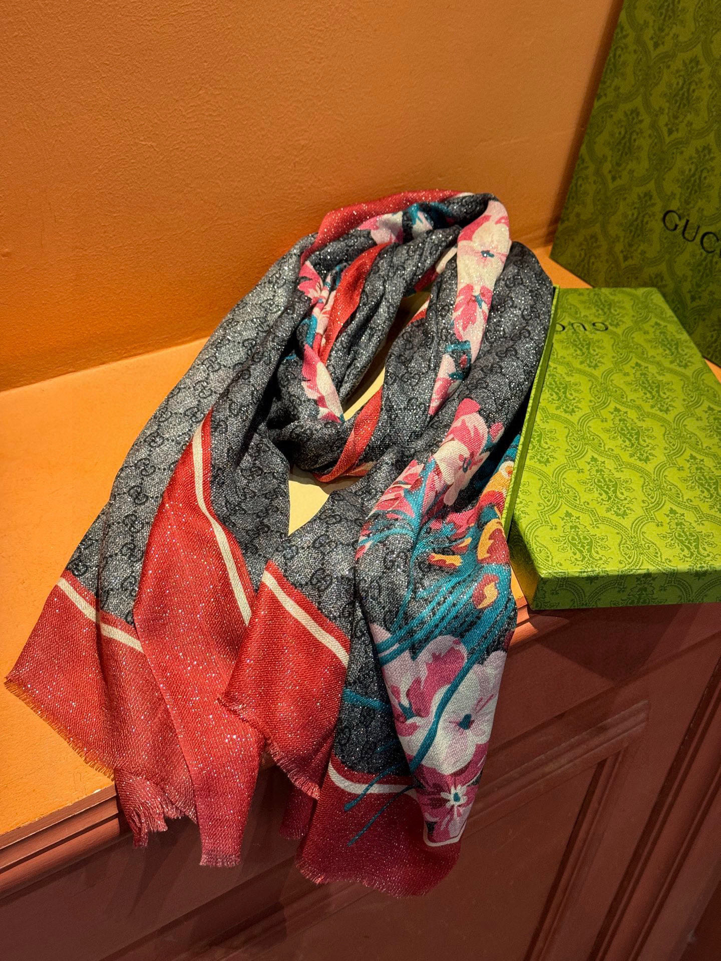 Gucci花卉羊绒围巾~超级抬气色！高级女人味！】羊绒围巾也能这么美！！！Gucci这款双面花卉羊绒围巾