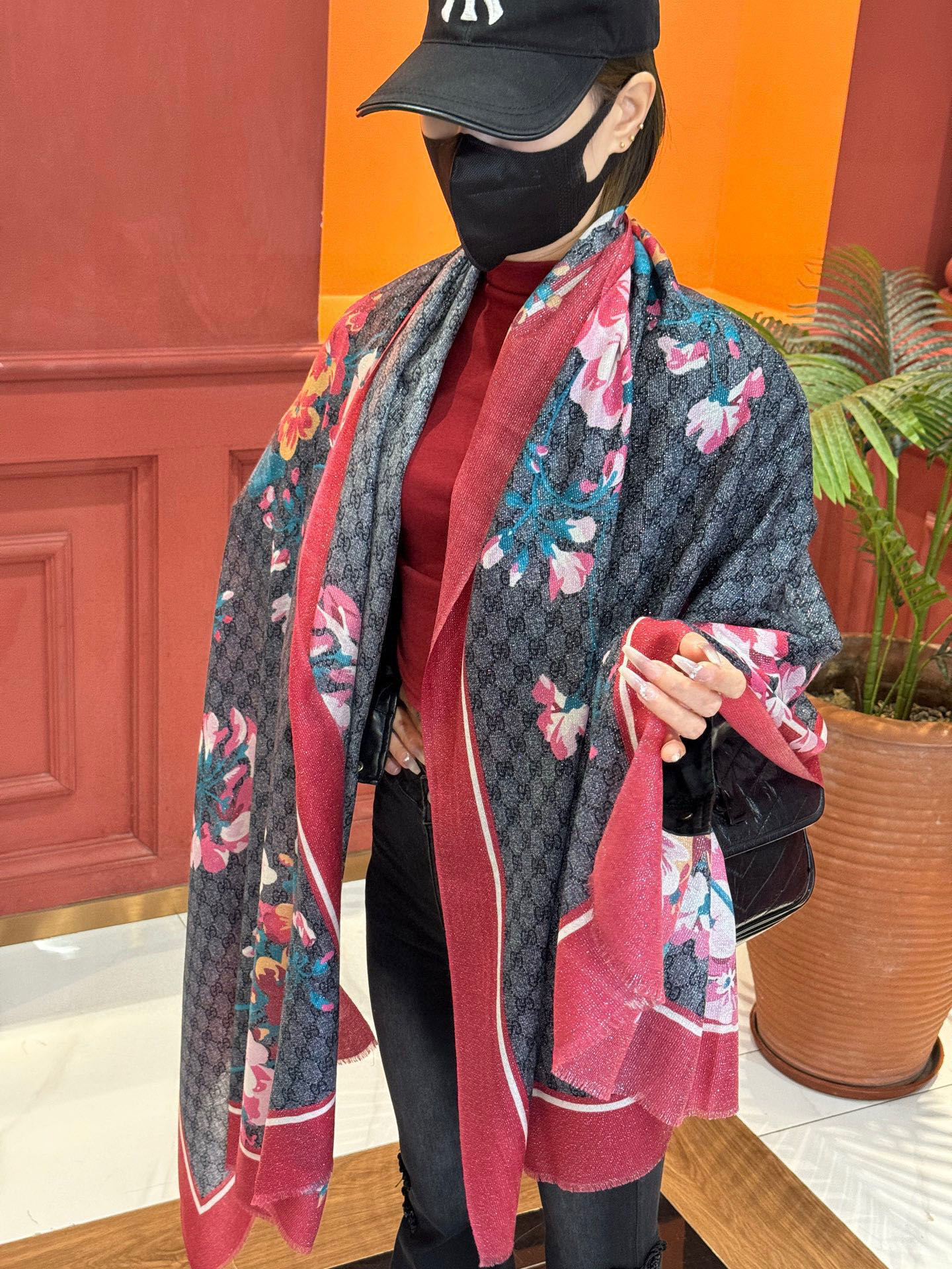Gucci花卉羊绒围巾~超级抬气色！高级女人味！】羊绒围巾也能这么美！！！Gucci这款双面花卉羊绒围巾