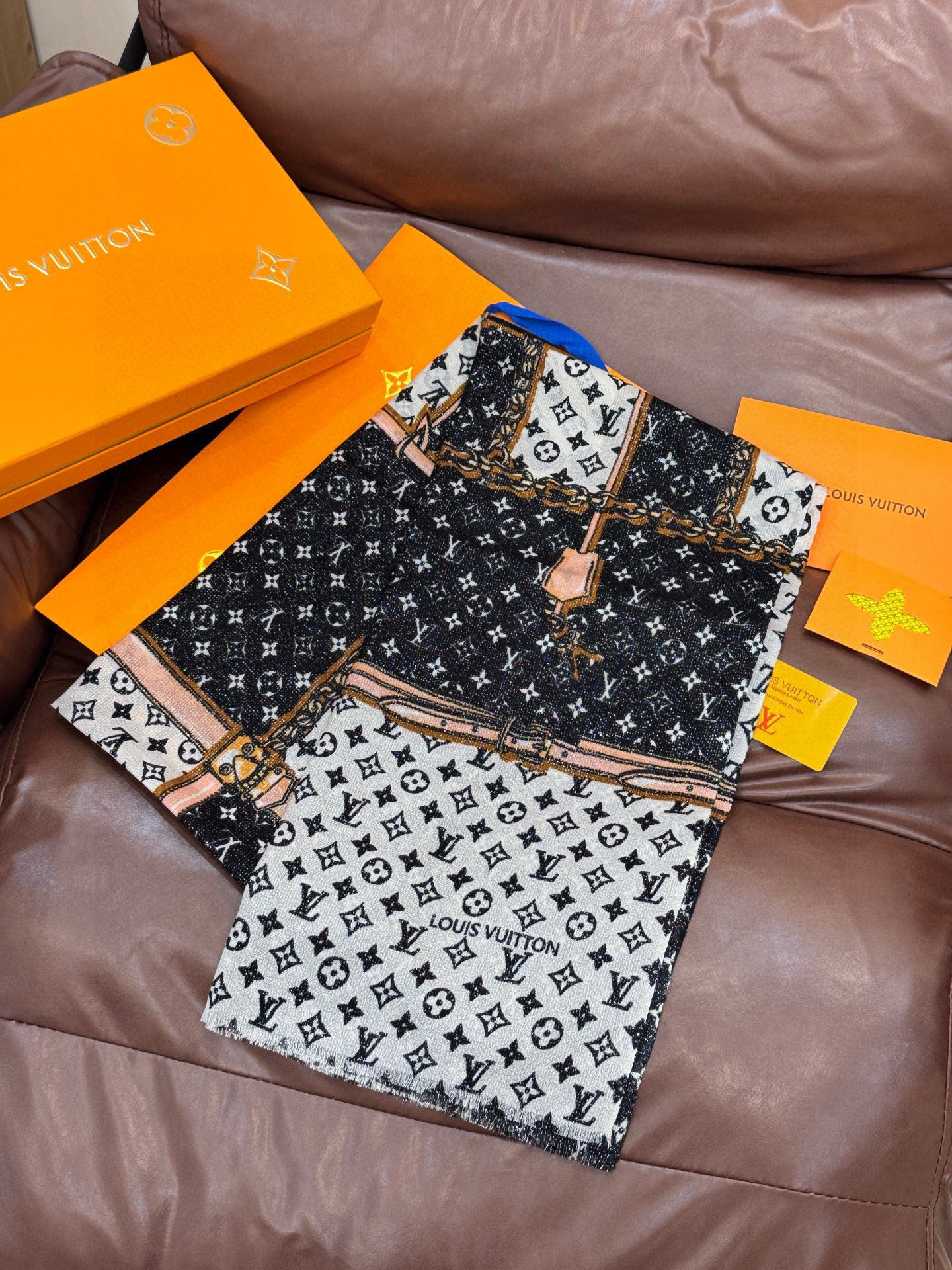 会发光发亮的围巾真心赞‼️驴家【L链条箱包花纹银丝长巾】银丝印花羊绒长巾，2025新款银丝长巾来撷Nou