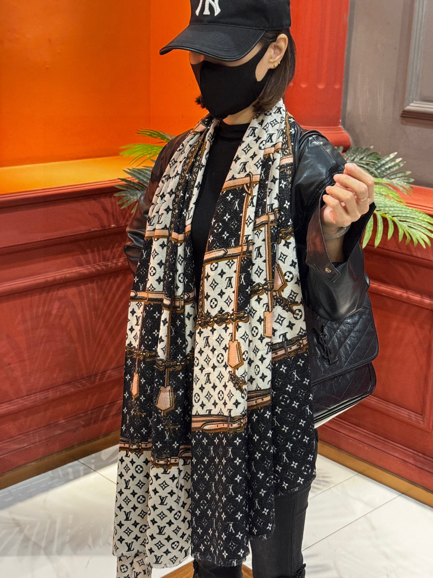 会发光发亮的围巾真心赞‼️驴家【L链条箱包花纹银丝长巾】银丝印花羊绒长巾，2025新款银丝长巾来撷Nou