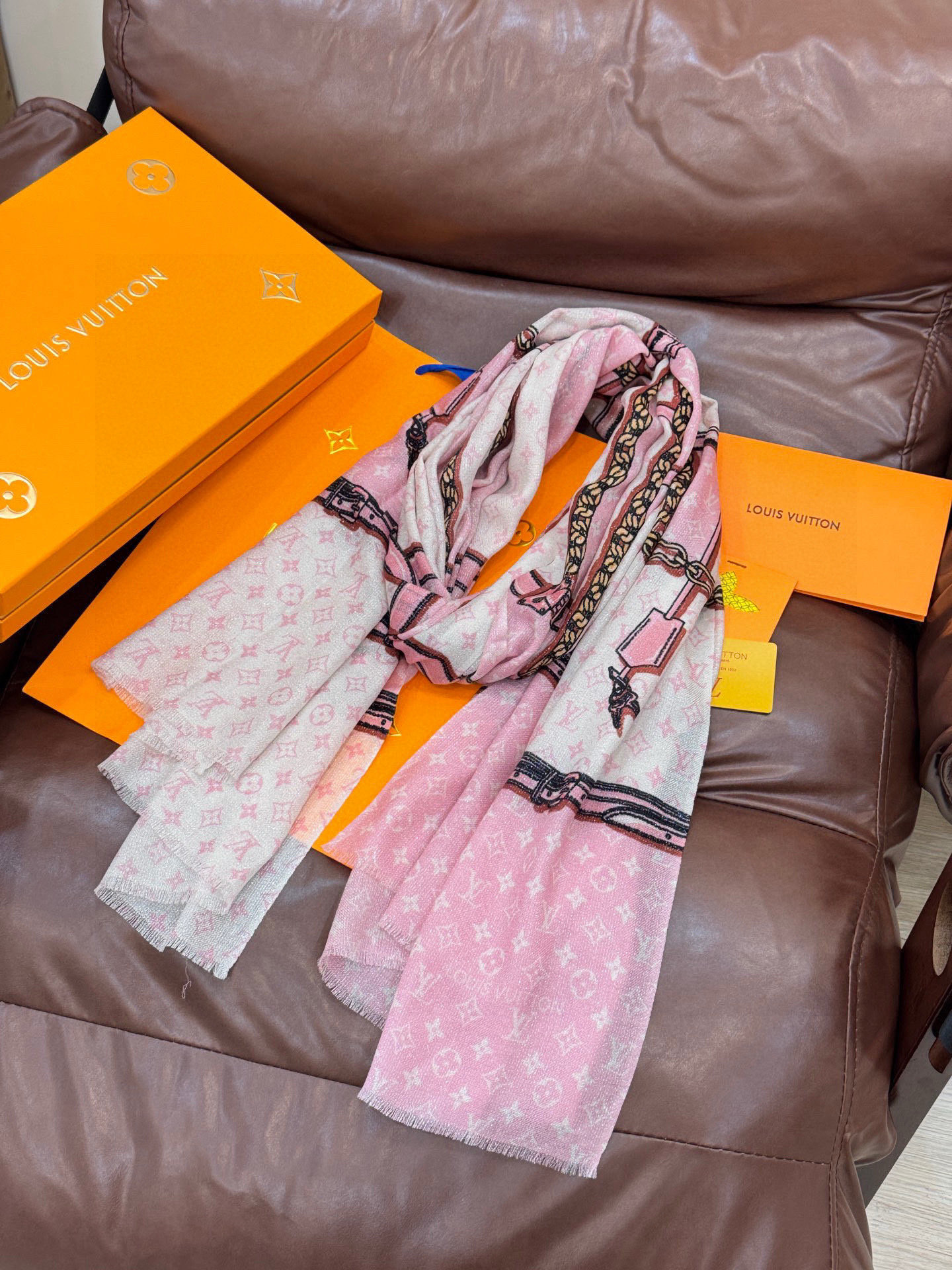 会发光发亮的围巾真心赞‼️驴家【L链条箱包花纹银丝长巾】银丝印花羊绒长巾，2025新款银丝长巾来撷Nou