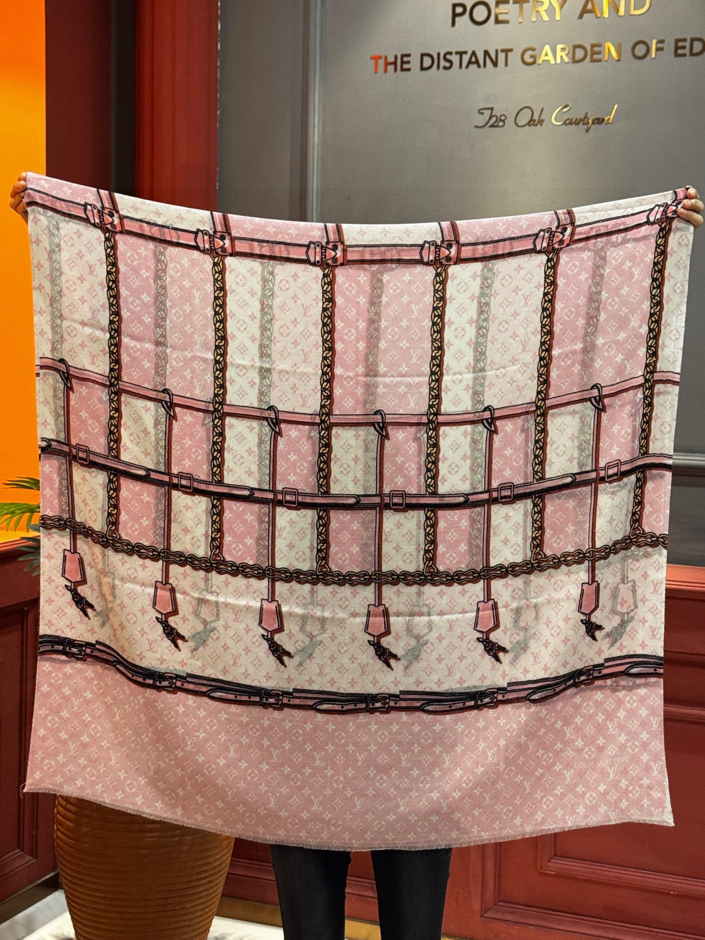 会发光发亮的围巾真心赞‼️驴家【L链条箱包花纹银丝长巾】银丝印花羊绒长巾，2025新款银丝长巾来撷Nou