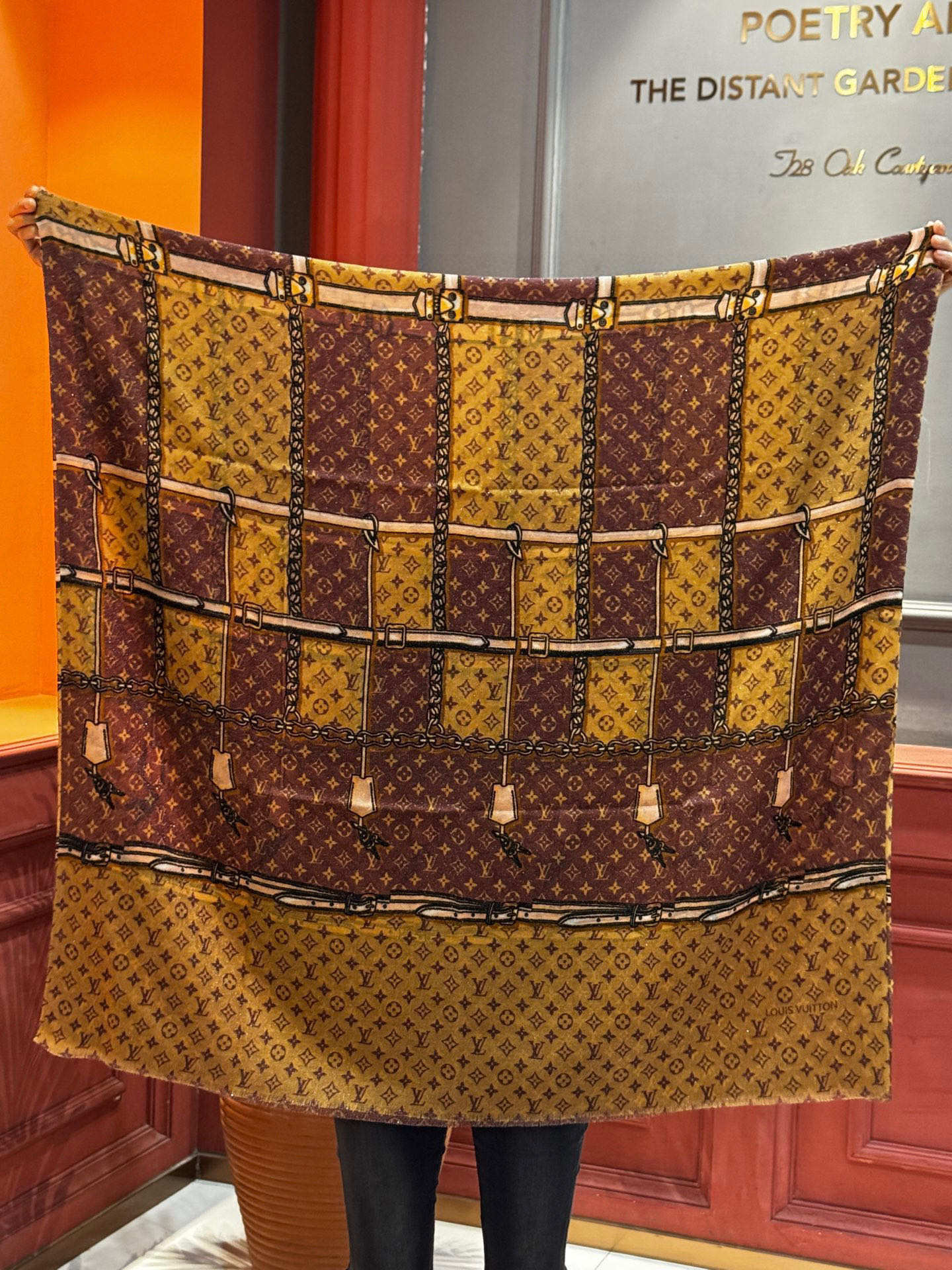 会发光发亮的围巾真心赞‼️驴家【L链条箱包花纹银丝长巾】银丝印花羊绒长巾，2025新款银丝长巾来撷Nou