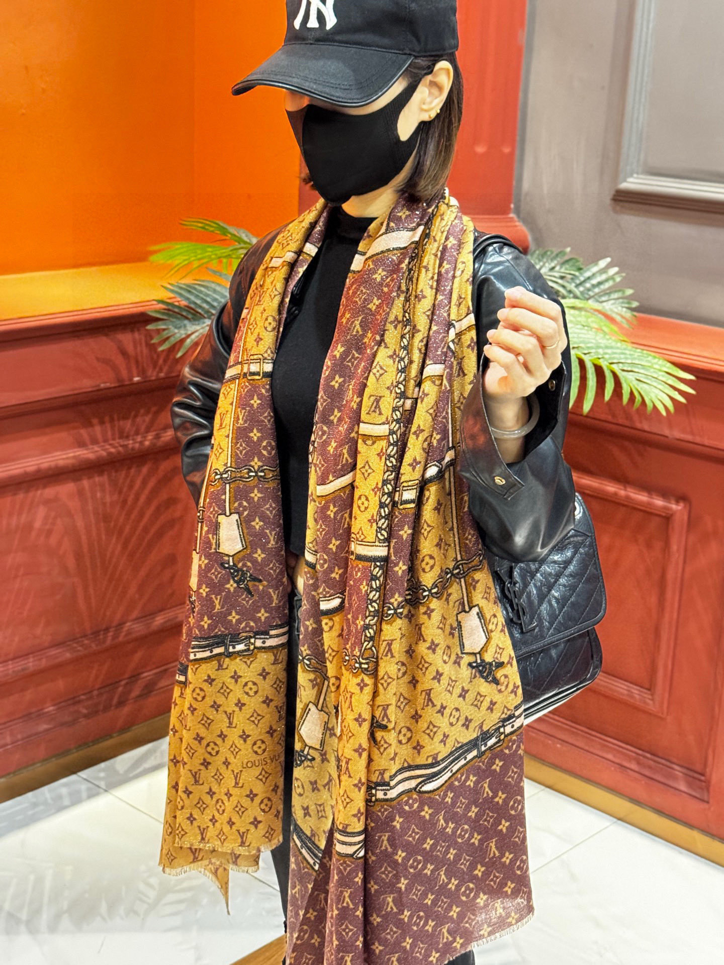 会发光发亮的围巾真心赞‼️驴家【L链条箱包花纹银丝长巾】银丝印花羊绒长巾，2025新款银丝长巾来撷Nou