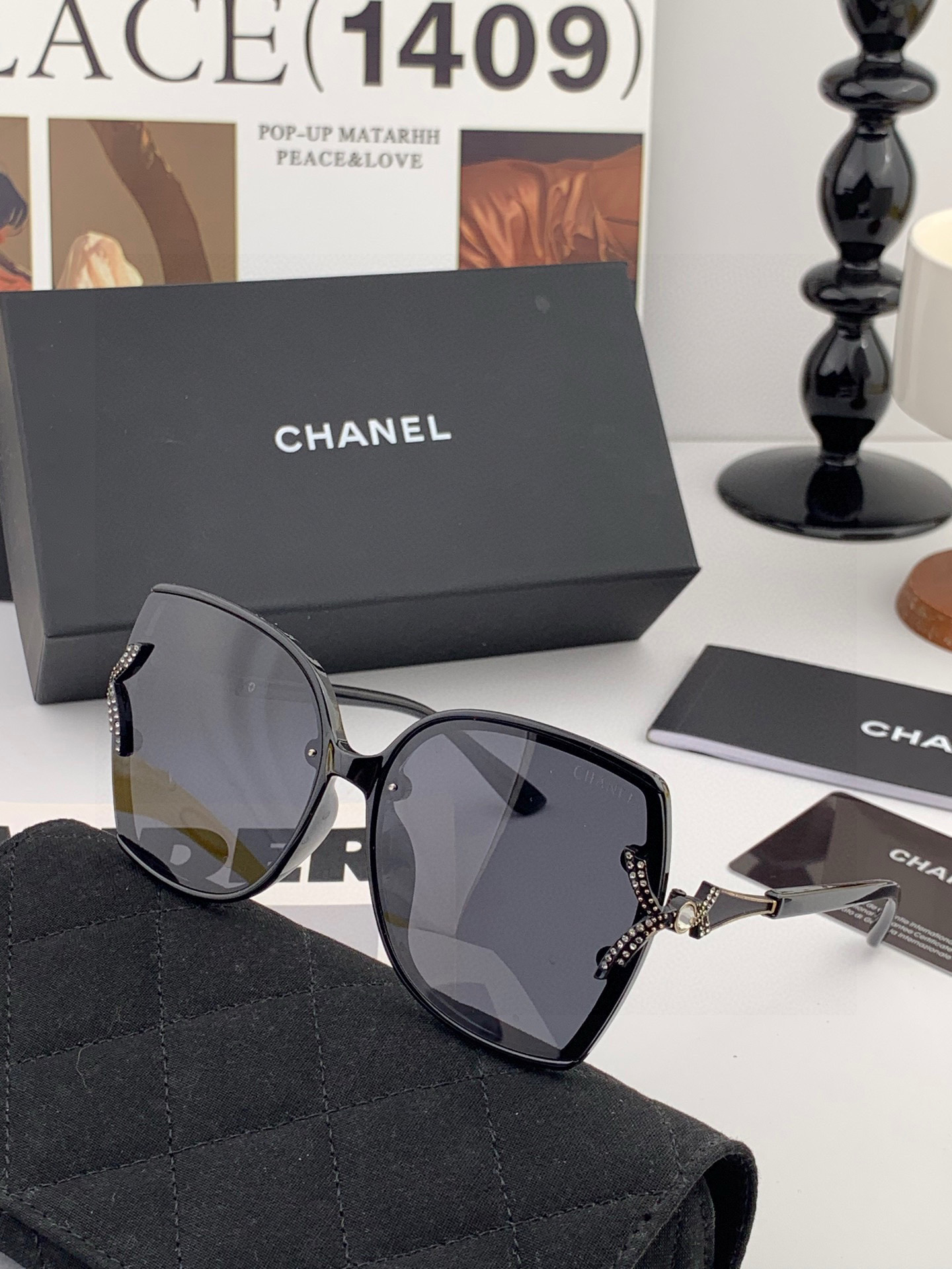 【CHANEL】香奈儿最新‮香款‬奈儿珍珠款太阳镜. 超简洁镜框.永不过时的😀经典珍‮镜珠‬腿墨镜！型号