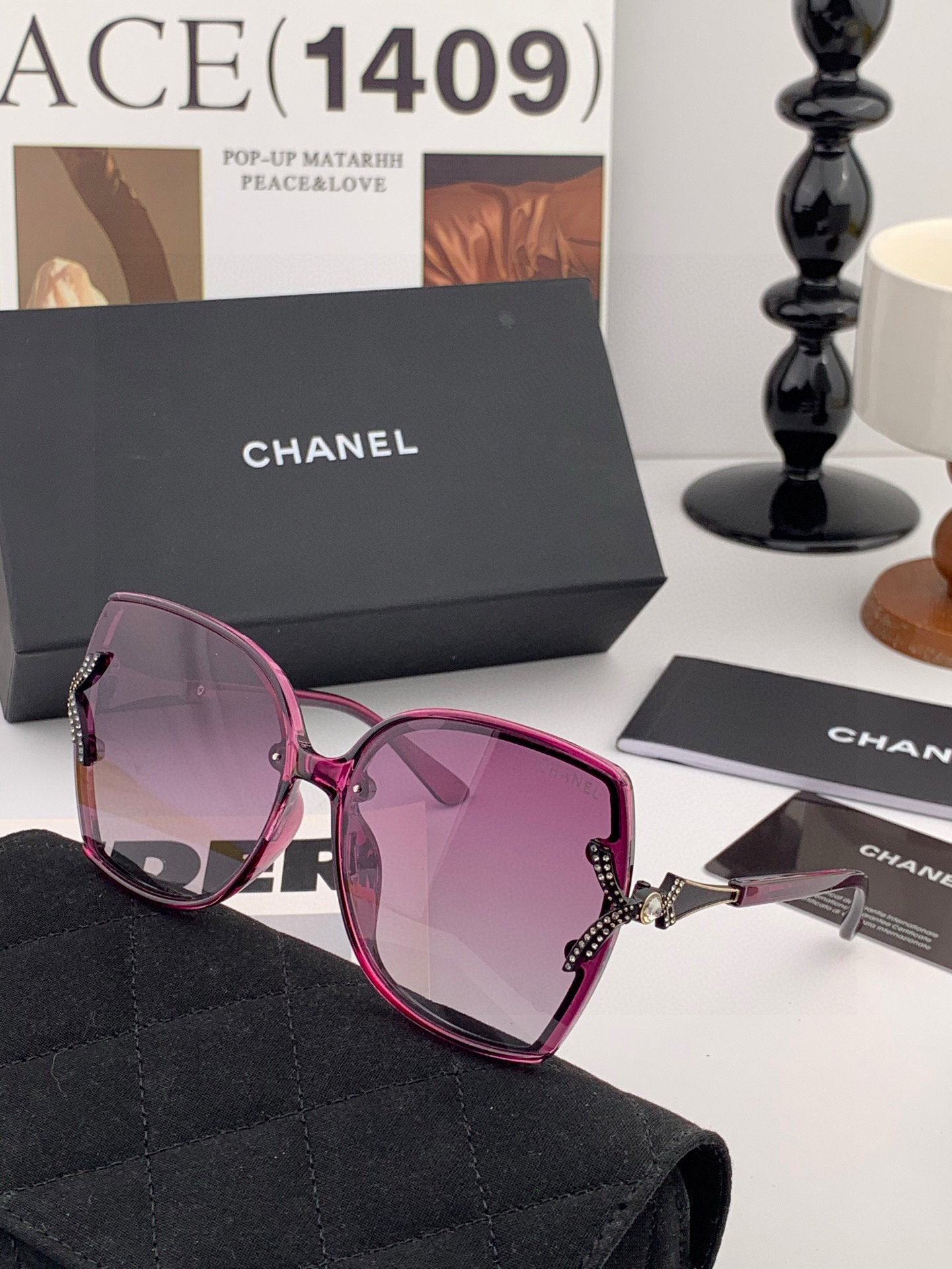 【CHANEL】香奈儿最新‮香款‬奈儿珍珠款太阳镜. 超简洁镜框.永不过时的😀经典珍‮镜珠‬腿墨镜！型号