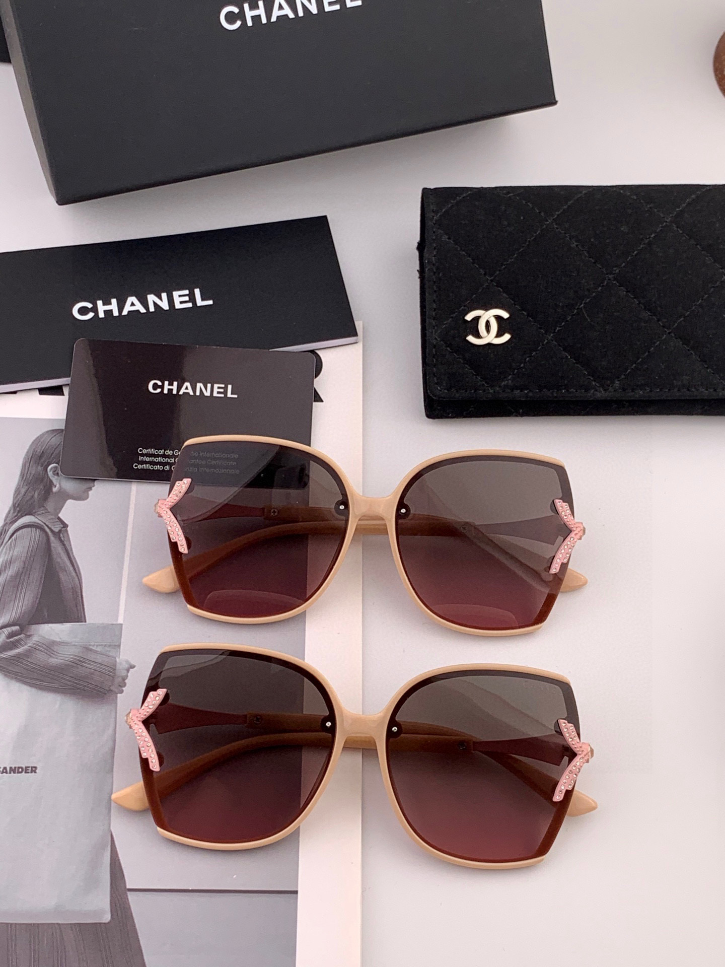 【CHANEL】香奈儿最新‮香款‬奈儿珍珠款太阳镜. 超简洁镜框.永不过时的😀经典珍‮镜珠‬腿墨镜！型号