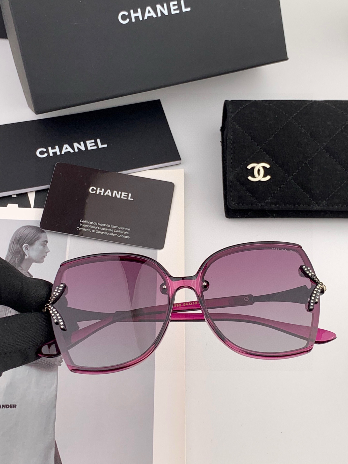 【CHANEL】香奈儿最新‮香款‬奈儿珍珠款太阳镜. 超简洁镜框.永不过时的😀经典珍‮镜珠‬腿墨镜！型号