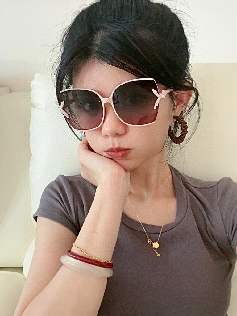 【CHANEL】香奈儿最新‮香款‬奈儿珍珠款太阳镜. 超简洁镜框.永不过时的😀经典珍‮镜珠‬腿墨镜！型号