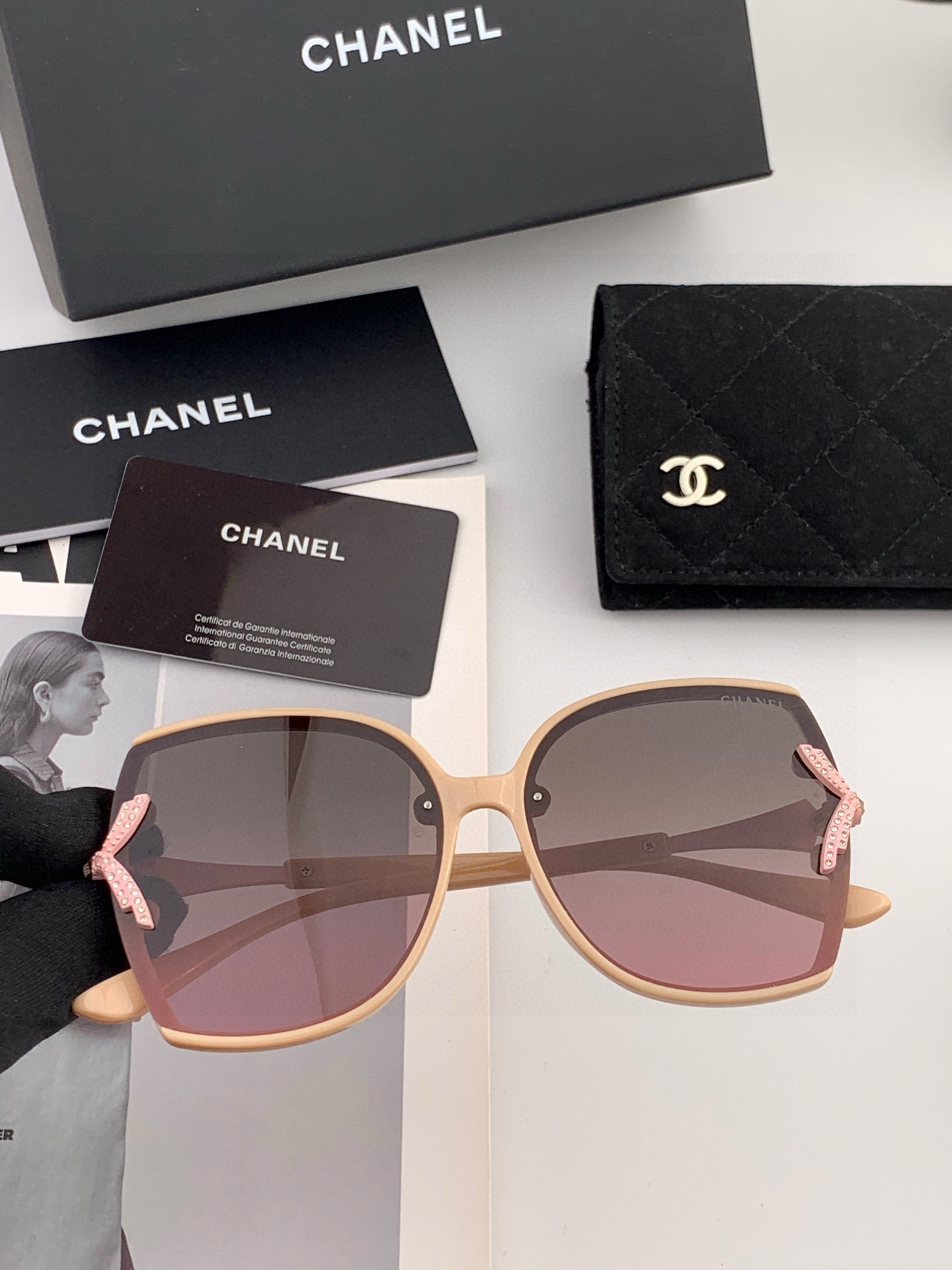 【CHANEL】香奈儿最新‮香款‬奈儿珍珠款太阳镜. 超简洁镜框.永不过时的😀经典珍‮镜珠‬腿墨镜！型号