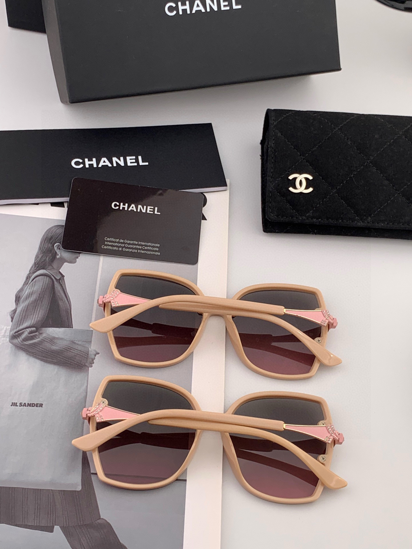 【CHANEL】香奈儿最新‮香款‬奈儿珍珠款太阳镜. 超简洁镜框.永不过时的😀经典珍‮镜珠‬腿墨镜！型号