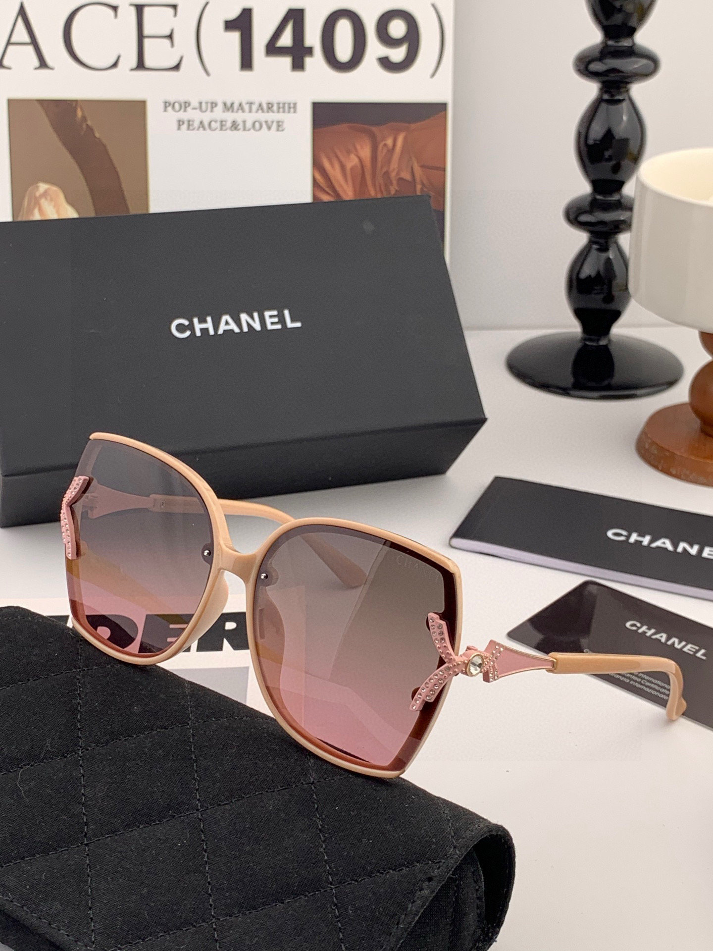 【CHANEL】香奈儿最新‮香款‬奈儿珍珠款太阳镜. 超简洁镜框.永不过时的😀经典珍‮镜珠‬腿墨镜！型号