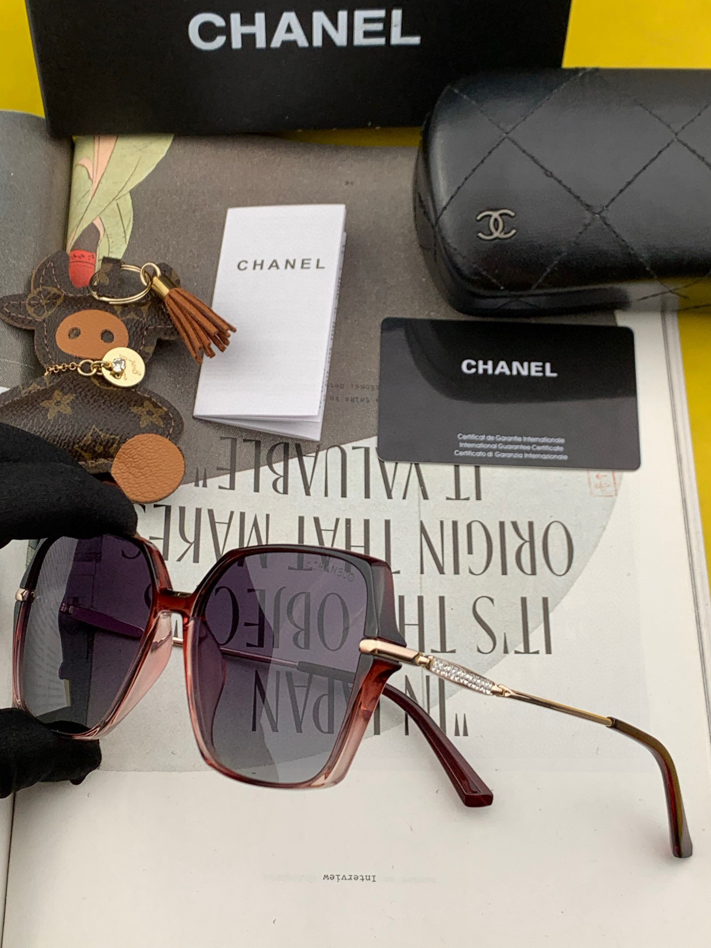 香奈儿 太阳镜🌞 2025开春新品超轻墨镜🆕众多博主网红都有配戴的 很有设计感 超前时尚💕 镜腿立体感十