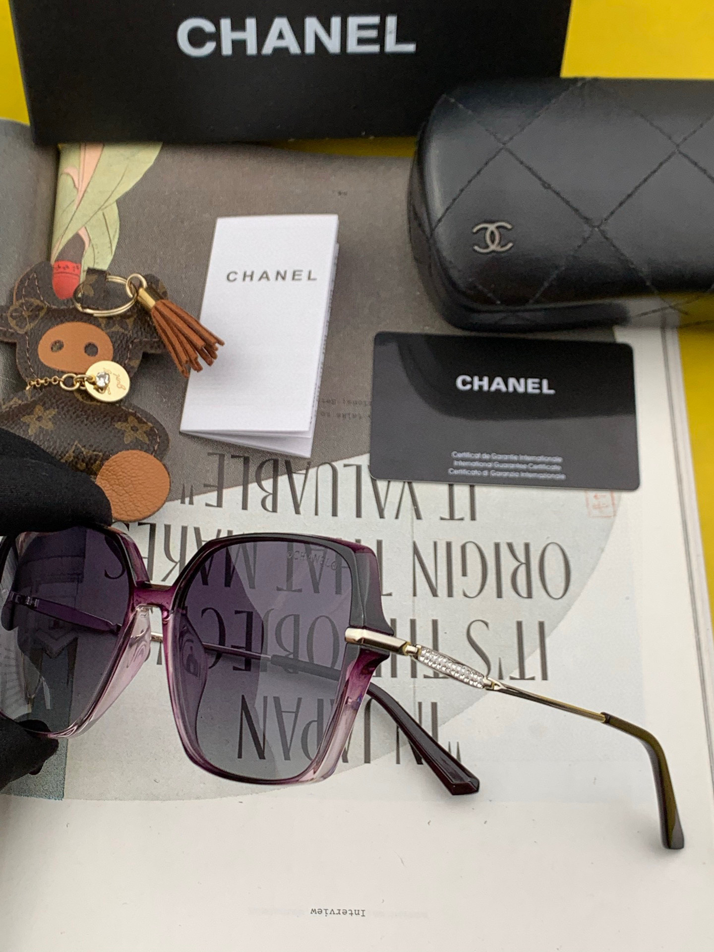 香奈儿 太阳镜🌞 2025开春新品超轻墨镜🆕众多博主网红都有配戴的 很有设计感 超前时尚💕 镜腿立体感十