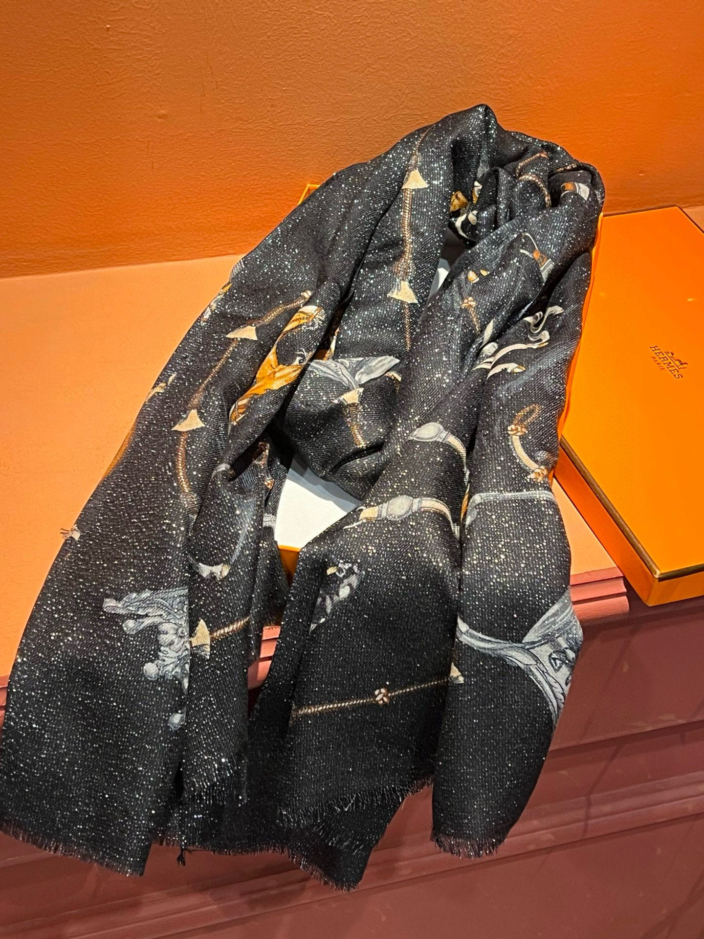 会发光发亮的围巾 新款🆕🏇🏇买了都说好看‼️推荐💕顶级工艺超值‼️爱马仕专柜爆款🎁💟立体呈现图案纹路实物