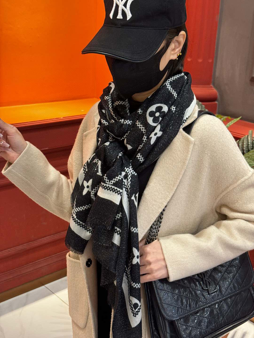 【会发光发亮的围巾】LV银丝羊绒材质❗️轻奢感十足👸 🌺专柜新款🌟面料追求造型，手感挺括，高端设计师配色