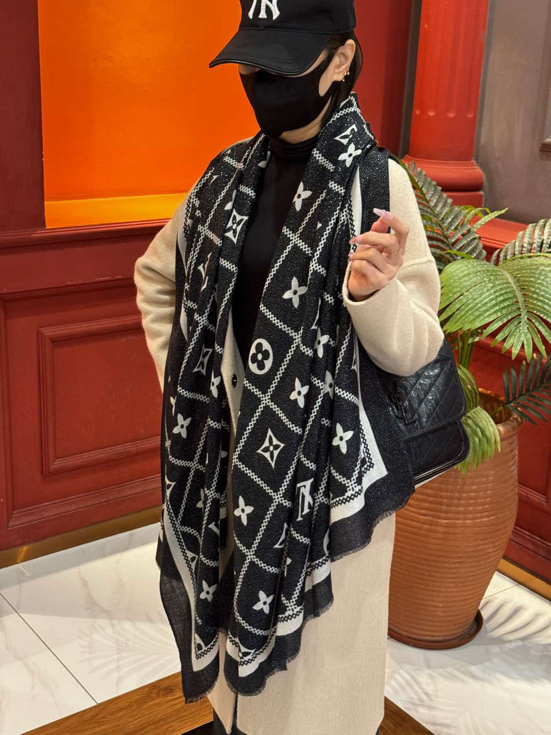 【会发光发亮的围巾】LV银丝羊绒材质❗️轻奢感十足👸 🌺专柜新款🌟面料追求造型，手感挺括，高端设计师配色