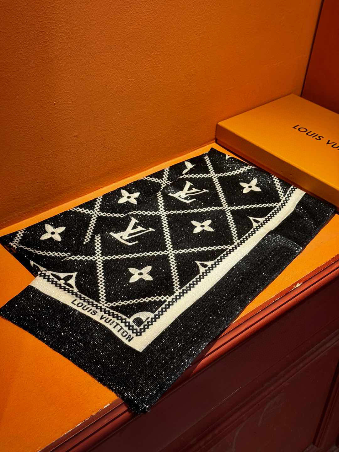 【会发光发亮的围巾】LV银丝羊绒材质❗️轻奢感十足👸 🌺专柜新款🌟面料追求造型，手感挺括，高端设计师配色