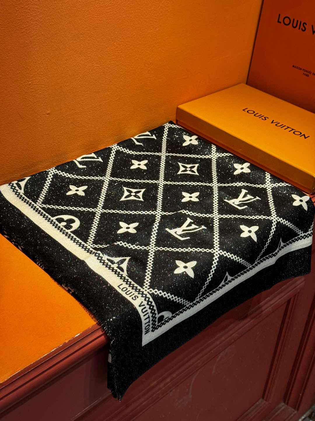 【会发光发亮的围巾】LV银丝羊绒材质❗️轻奢感十足👸 🌺专柜新款🌟面料追求造型，手感挺括，高端设计师配色