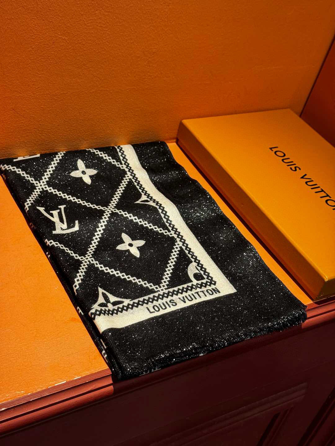 【会发光发亮的围巾】LV银丝羊绒材质❗️轻奢感十足👸 🌺专柜新款🌟面料追求造型，手感挺括，高端设计师配色