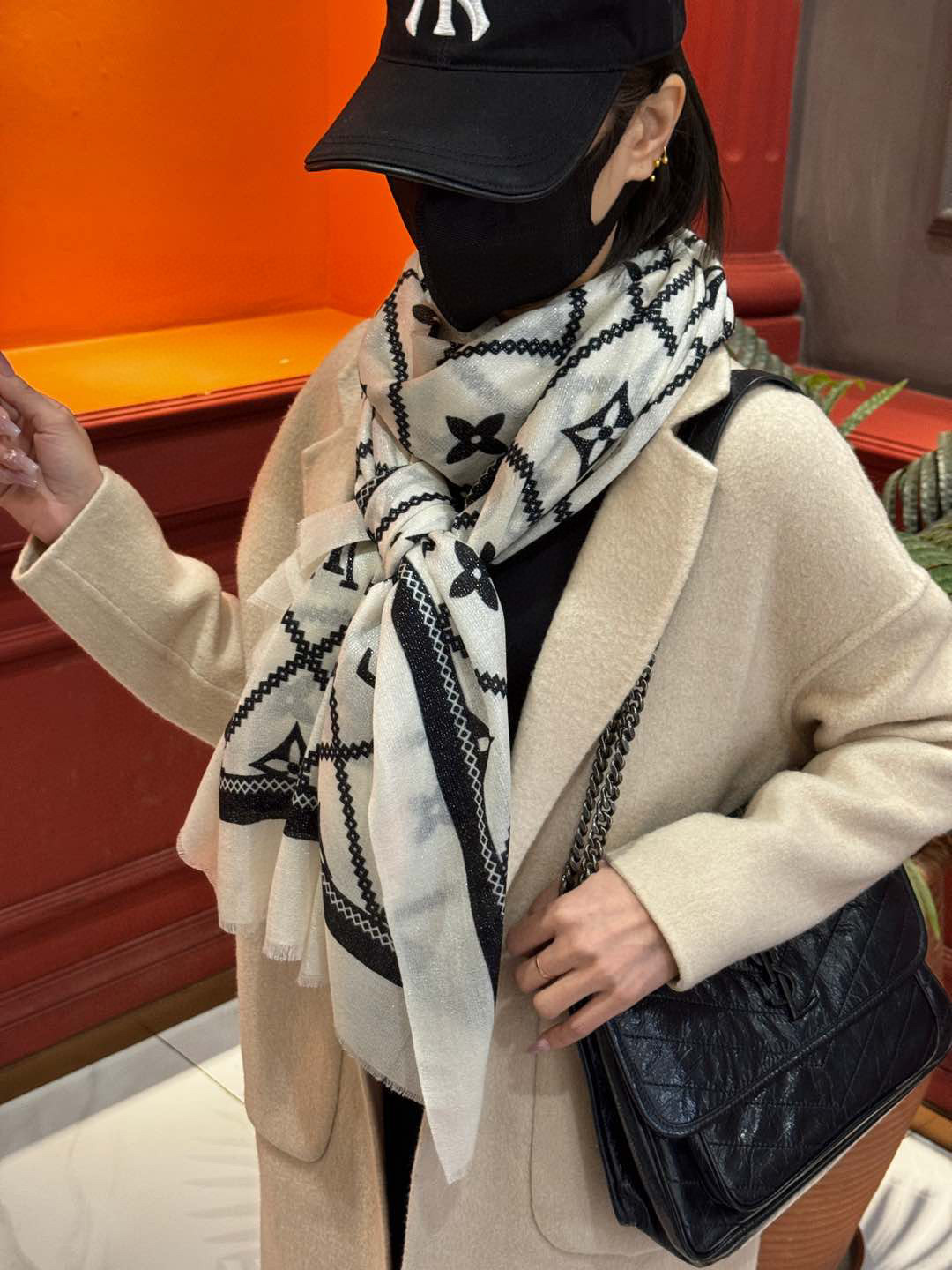 【会发光发亮的围巾】LV银丝羊绒材质❗️轻奢感十足👸 🌺专柜新款🌟面料追求造型，手感挺括，高端设计师配色