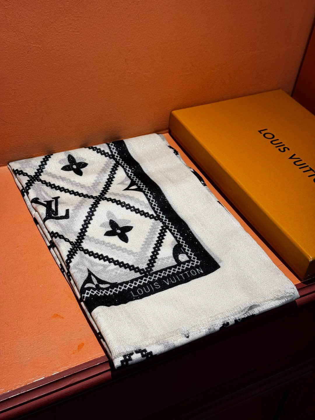 【会发光发亮的围巾】LV银丝羊绒材质❗️轻奢感十足👸 🌺专柜新款🌟面料追求造型，手感挺括，高端设计师配色