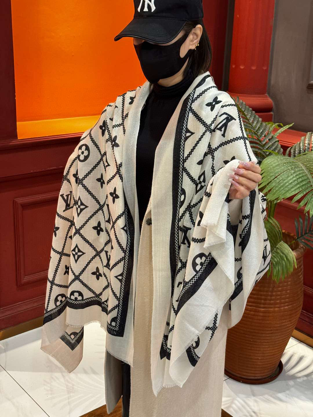 NO:581160,[Scarf that shines] LV silver cashmere material is full of light luxury. The new fabrics in the counter pursue styling and crisp feel. High-end designers consider the upper body effect and color saturation in color matching. The color is fresh and rich, very delicate and has the temperament of a lady!  Good stuff waits for no one, if you like it, don’t miss it!  Hurry up and place an order [Ingredients size 100*200 high version scarf, high version scarf, louis vuitton19860909【会发光发亮的围巾】LV银丝羊绒材质轻奢感十足 专柜新款面料追求造型,手感挺括,高端设计师配色均考虑上身效果和色彩饱和度,色泽新鲜浓郁非常精致又有名媛气质！好货不等人,喜欢就不能错过哦！快快砸单来吧【成分尺寸100*200高版本围巾,高版本围巾,louis vuitton,scarf