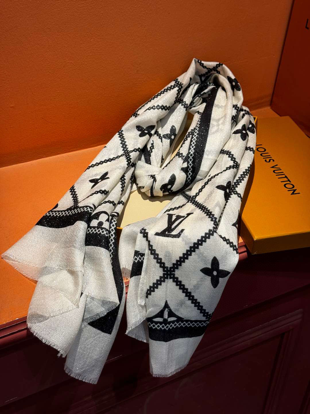 【会发光发亮的围巾】LV银丝羊绒材质❗️轻奢感十足👸 🌺专柜新款🌟面料追求造型，手感挺括，高端设计师配色