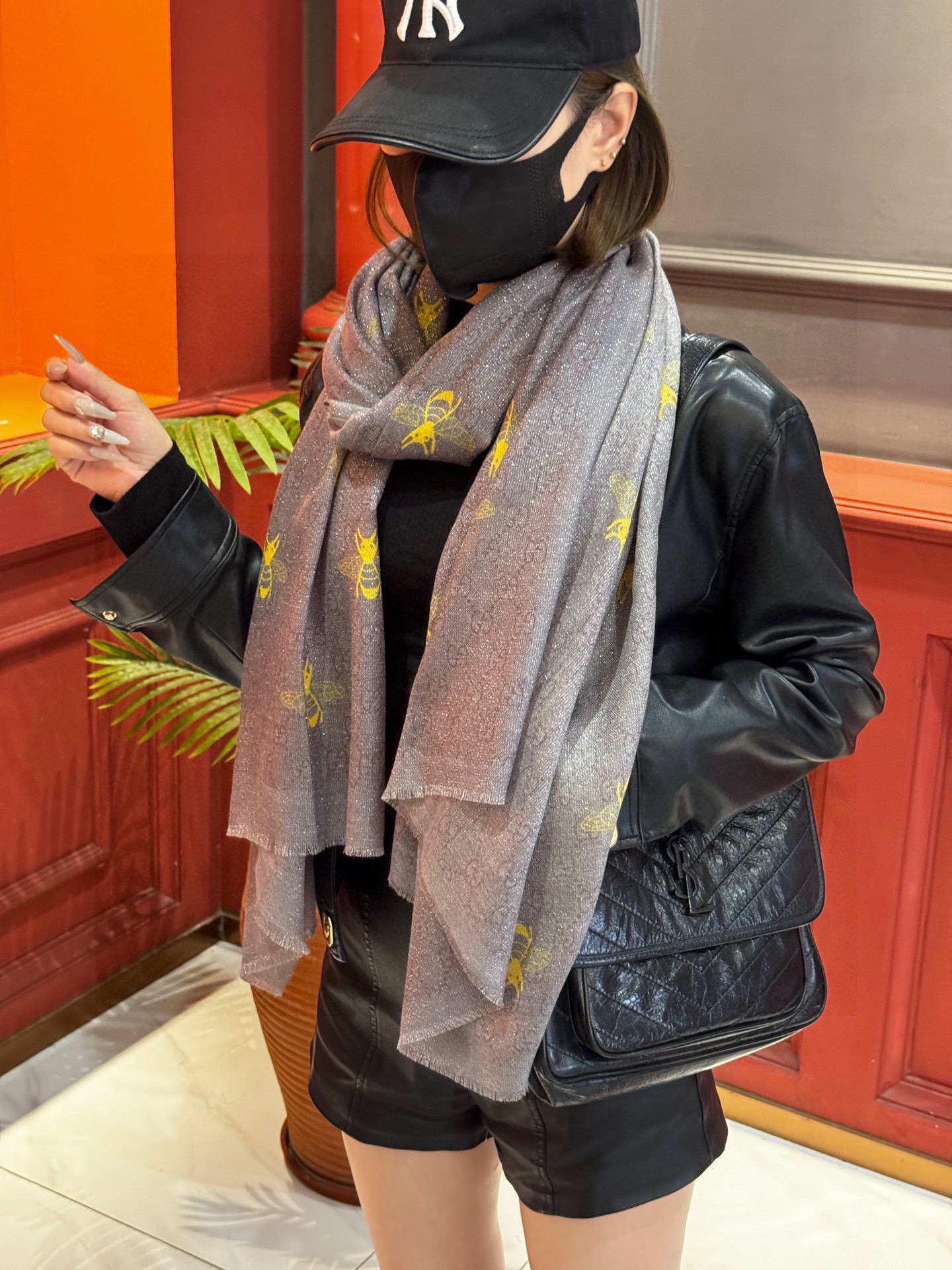 【会发光发亮的围巾】自带高级气场。气质时髦！！！】蜜蜂一直是Gucci钟爱的元素，上身很显年轻气质感！！