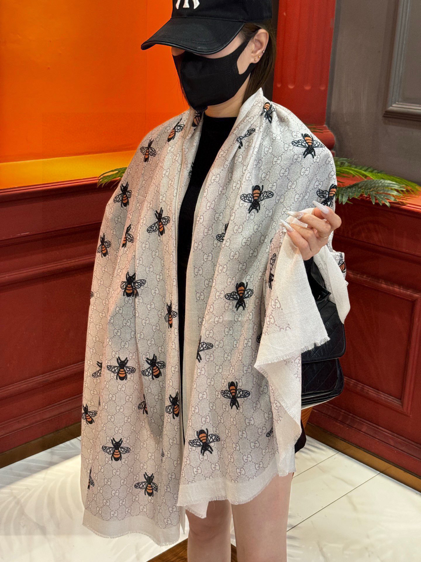 NO:581163,[Scarf that shines brightly] has its own high-end aura and fashionable temperament!  !  !  】Bees have always been Gucci’s favorite element, and the upper body is very youthful and elegant!  !  Simple big name!  !  The latest style for early spring, simple yet very high-end looking. The fabrics this season are super high-end. I was really surprised when I opened the actual product~!  !  The upper body effect has a looming logo, which is very smart. It has layers of elegant texture. Layers upon layers create a striking but unobtrusive sense of a gorgeous lady!  .!  !  Size specification 100*200 size ~ two colors...high version scarf, high version scarf, gucci19860909【会发光发亮的围巾】自带高级气场.气质时髦！！！】蜜蜂一直是Gucci钟爱的元素,上身很显年轻气质感！！简约大牌！！早春最最新款,简约但看着又非常高级,这季面料超高级,实物打开真的被惊艳了~！！上身效果logo若隐若现,非常灵动.层次优雅质感.层层叠叠出醒目而不张扬的华丽名媛感！.！！尺寸规格100*200 尺寸~两个色…高版本围巾,高版本围巾,gucci,scarf