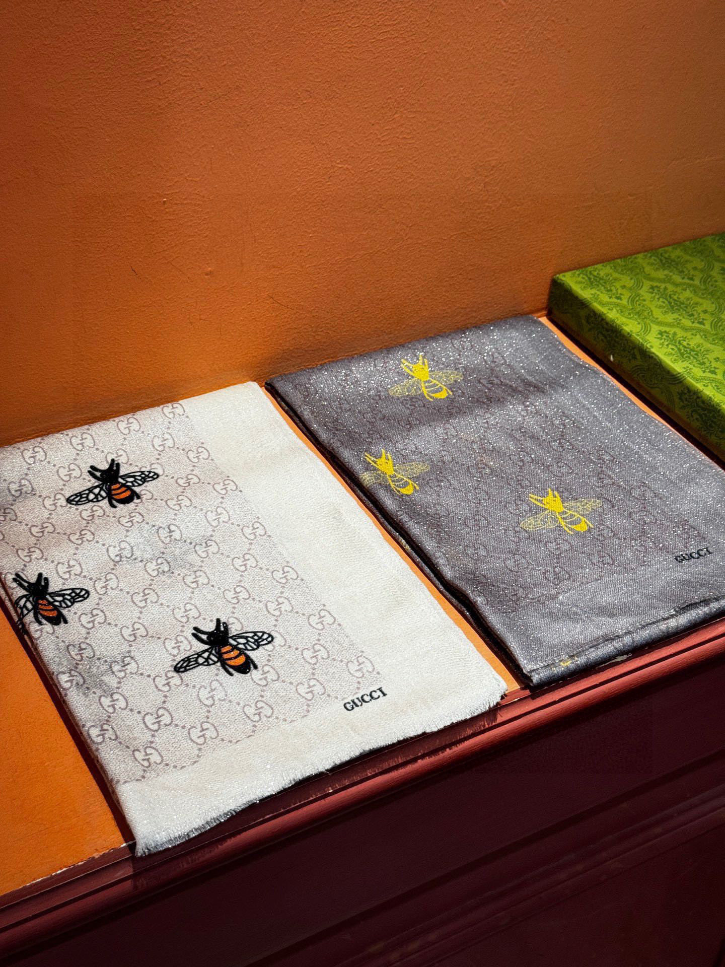 【会发光发亮的围巾】自带高级气场。气质时髦！！！】蜜蜂一直是Gucci钟爱的元素，上身很显年轻气质感！！