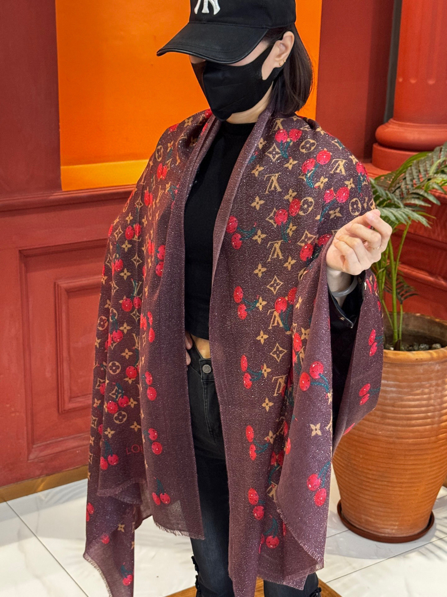 上新 会发光发亮的围巾💕 🔥新款樱桃LV羊绒方巾 LV x TM Monogram Cerise 出自路