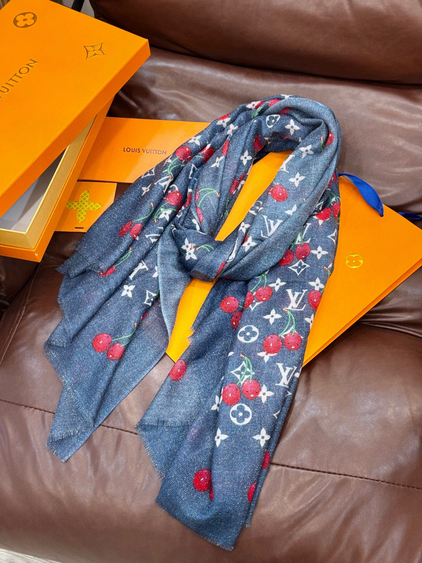 上新 会发光发亮的围巾💕 🔥新款樱桃LV羊绒方巾 LV x TM Monogram Cerise 出自路