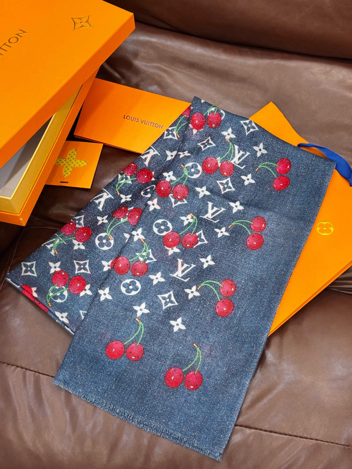 上新 会发光发亮的围巾💕 🔥新款樱桃LV羊绒方巾 LV x TM Monogram Cerise 出自路