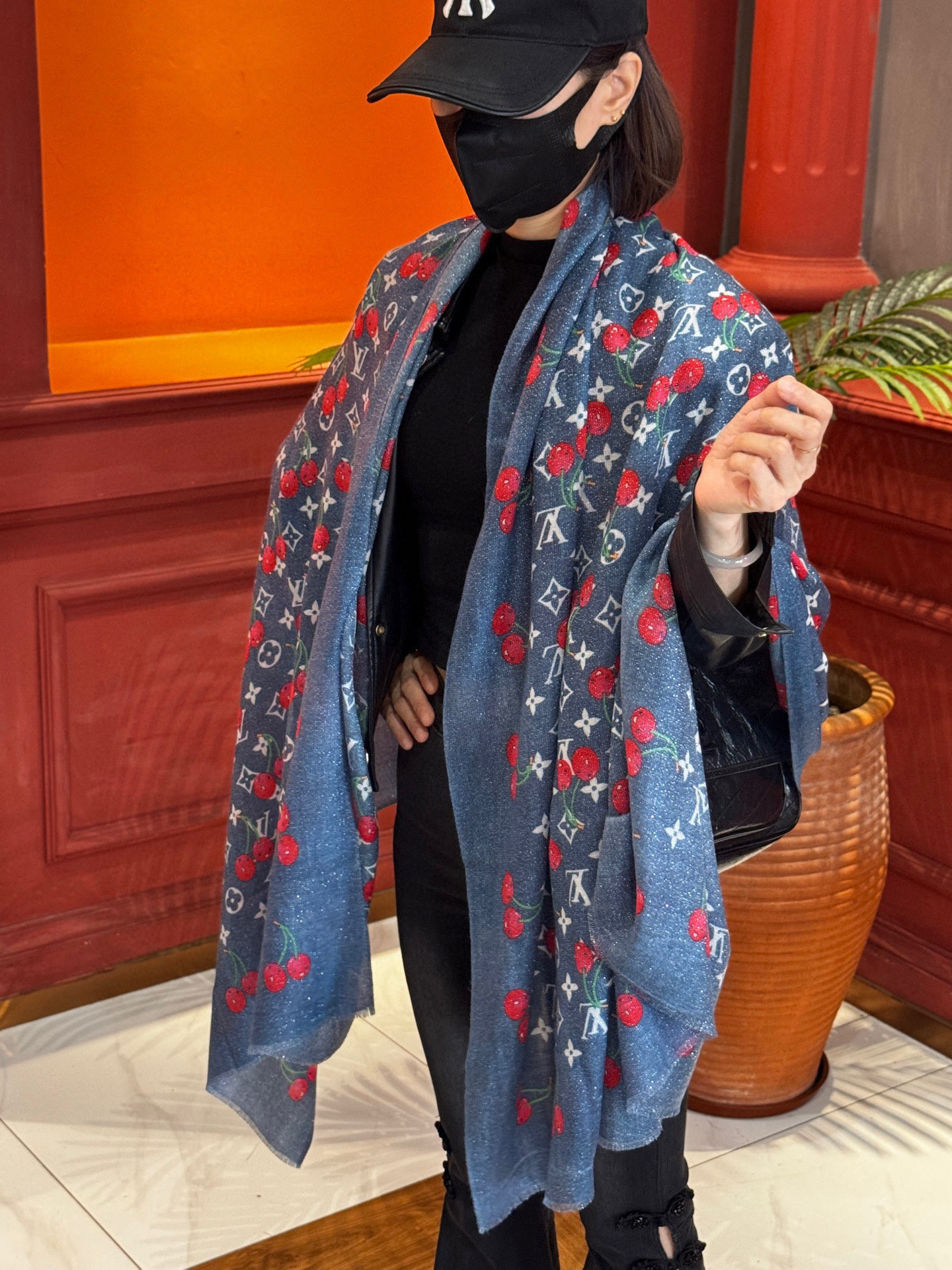 上新 会发光发亮的围巾💕 🔥新款樱桃LV羊绒方巾 LV x TM Monogram Cerise 出自路