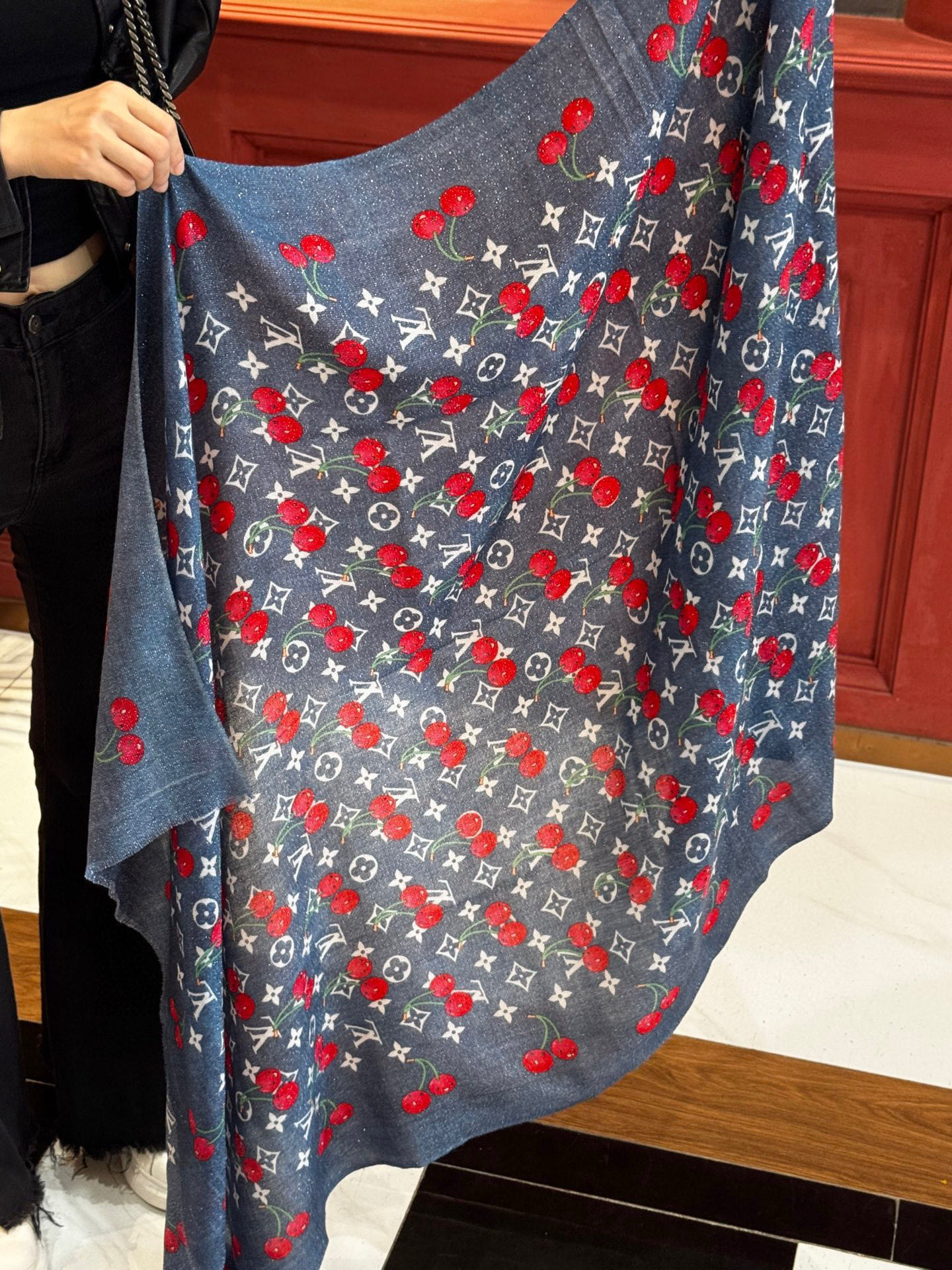 上新 会发光发亮的围巾💕 🔥新款樱桃LV羊绒方巾 LV x TM Monogram Cerise 出自路