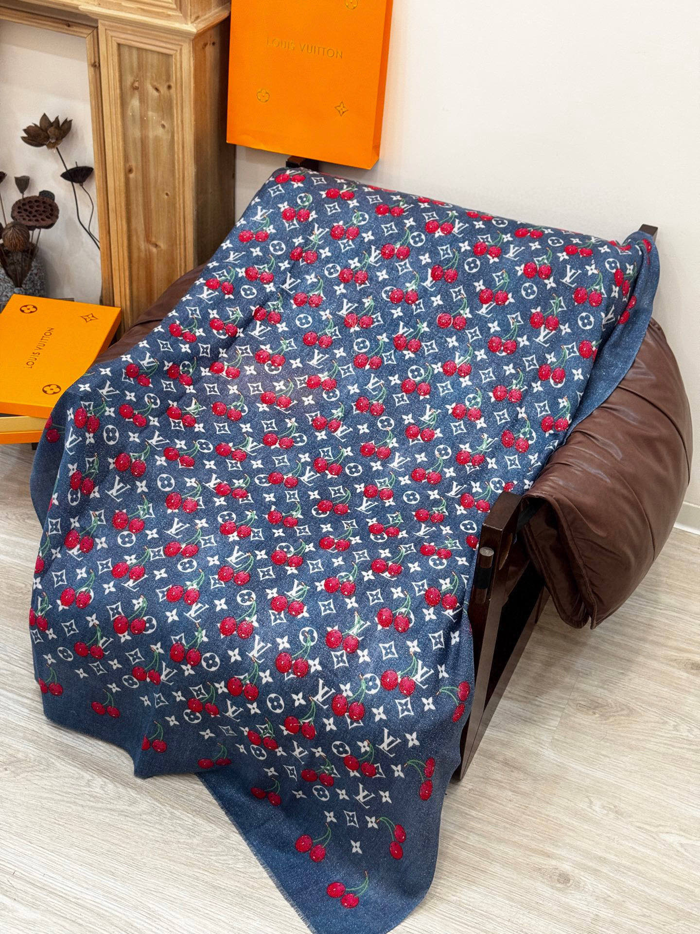 上新 会发光发亮的围巾💕 🔥新款樱桃LV羊绒方巾 LV x TM Monogram Cerise 出自路