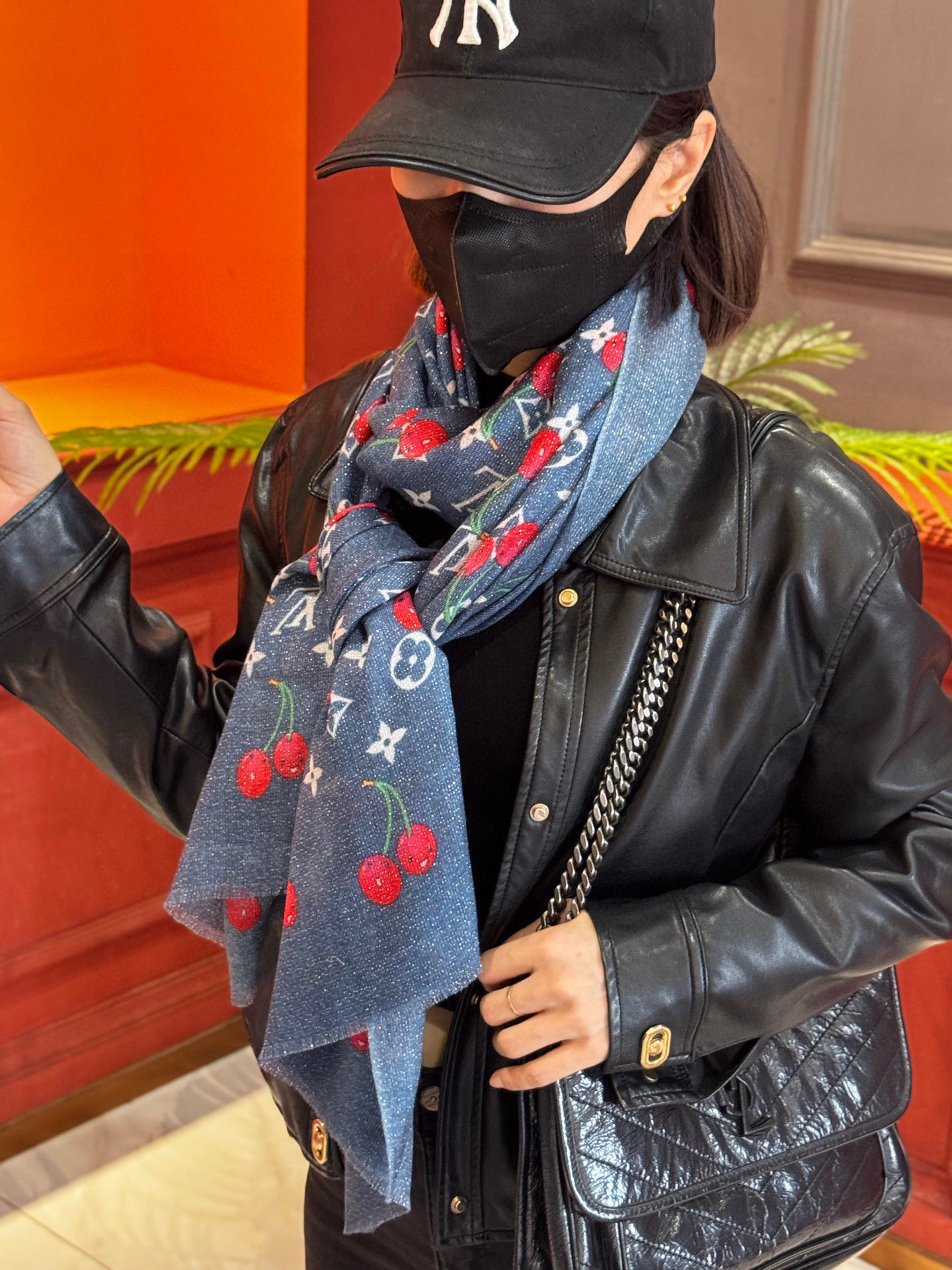 上新 会发光发亮的围巾💕 🔥新款樱桃LV羊绒方巾 LV x TM Monogram Cerise 出自路