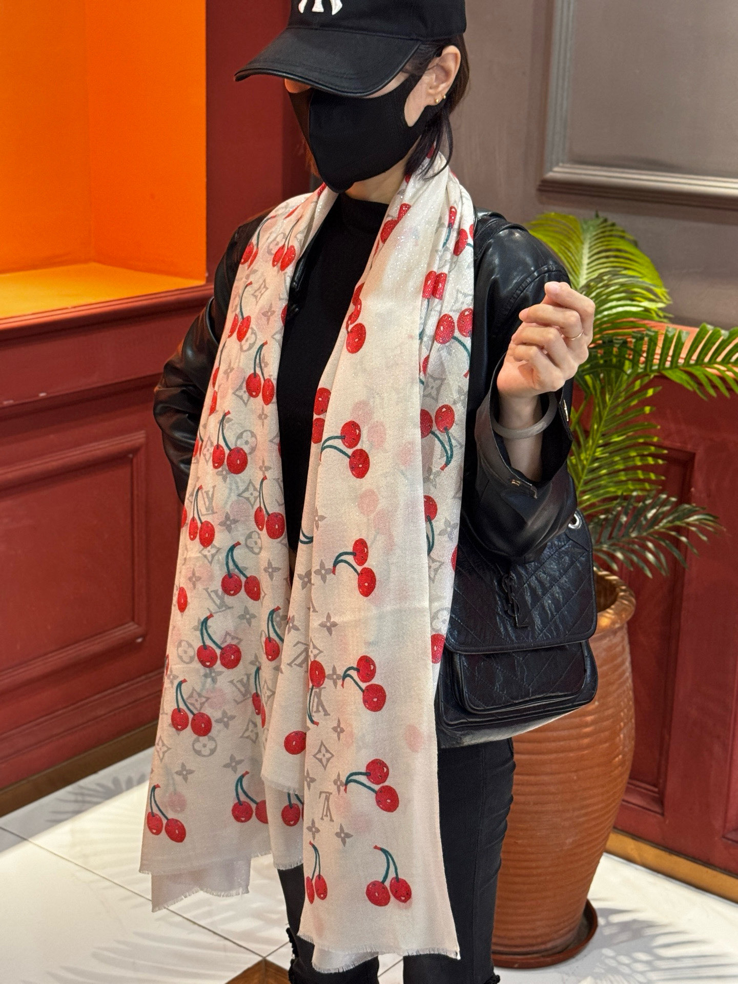NO:581166,The new shiny scarf, the new cherry LV cashmere square scarf LV x TM Monogram Cerise, comes from the Louis Vuitton19860909上新 会发光发亮的围巾 新款樱桃LV羊绒方巾 LV x TM Monogram Cerise 出自路易威登 x 村上隆复刻系列,以明快的艺术风格重绎经典品牌标识.Monogram 背景与村上隆的缤纷樱桃图案共筑活力夏日格调,与同系列其他单品搭配相宜. 尺寸100*200高版本围巾,高版本围巾,louis vuitton,louis vuitton,scarf