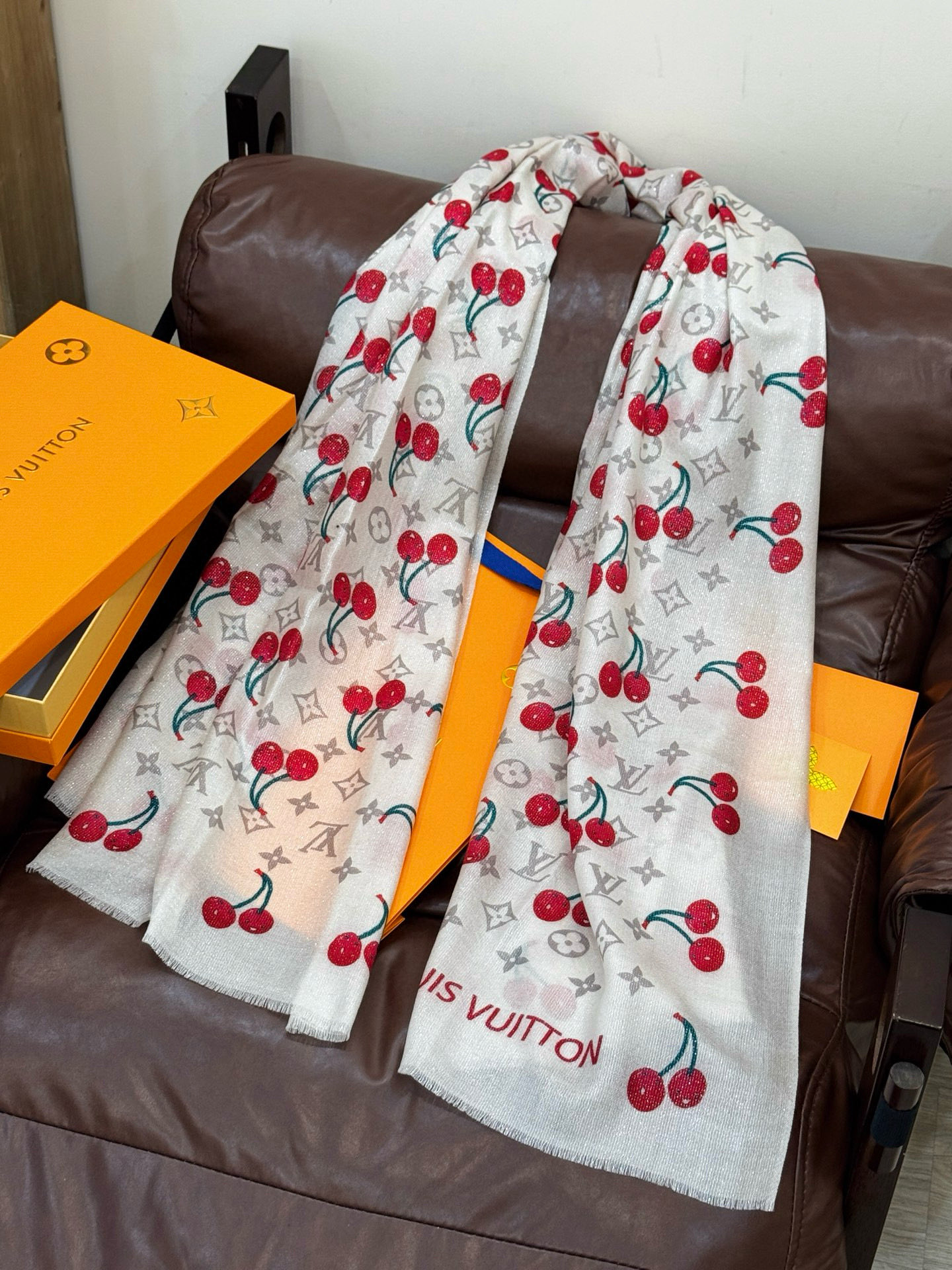 上新 会发光发亮的围巾💕 🔥新款樱桃LV羊绒方巾 LV x TM Monogram Cerise 出自路