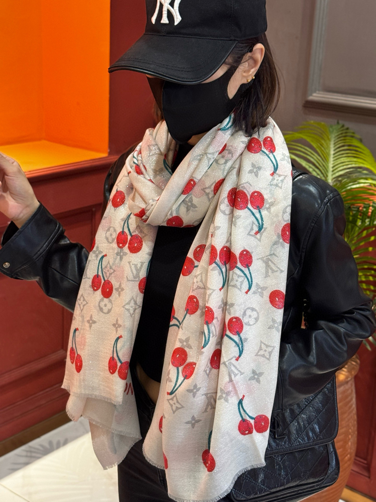 上新 会发光发亮的围巾💕 🔥新款樱桃LV羊绒方巾 LV x TM Monogram Cerise 出自路