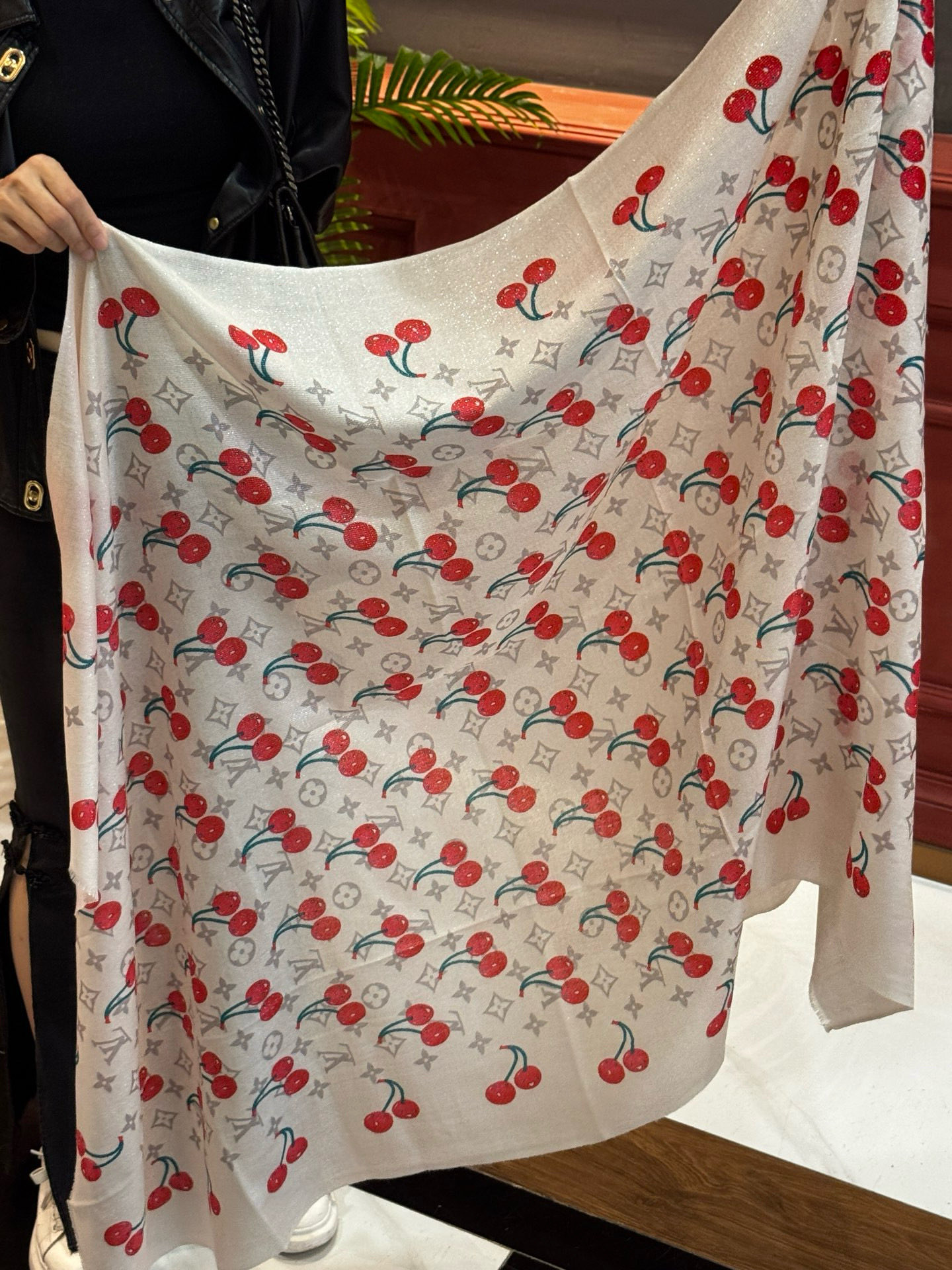 上新 会发光发亮的围巾💕 🔥新款樱桃LV羊绒方巾 LV x TM Monogram Cerise 出自路