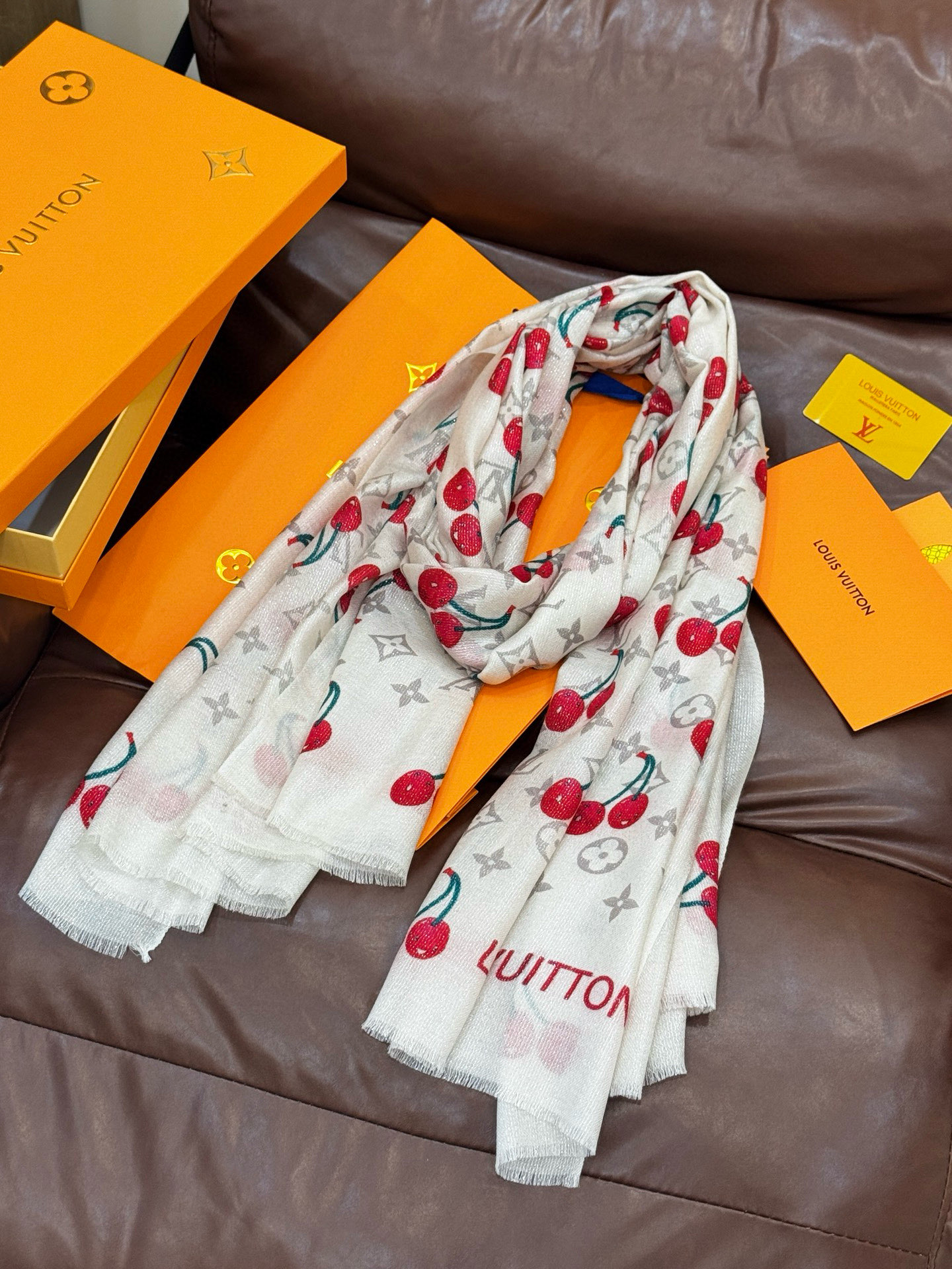 上新 会发光发亮的围巾💕 🔥新款樱桃LV羊绒方巾 LV x TM Monogram Cerise 出自路
