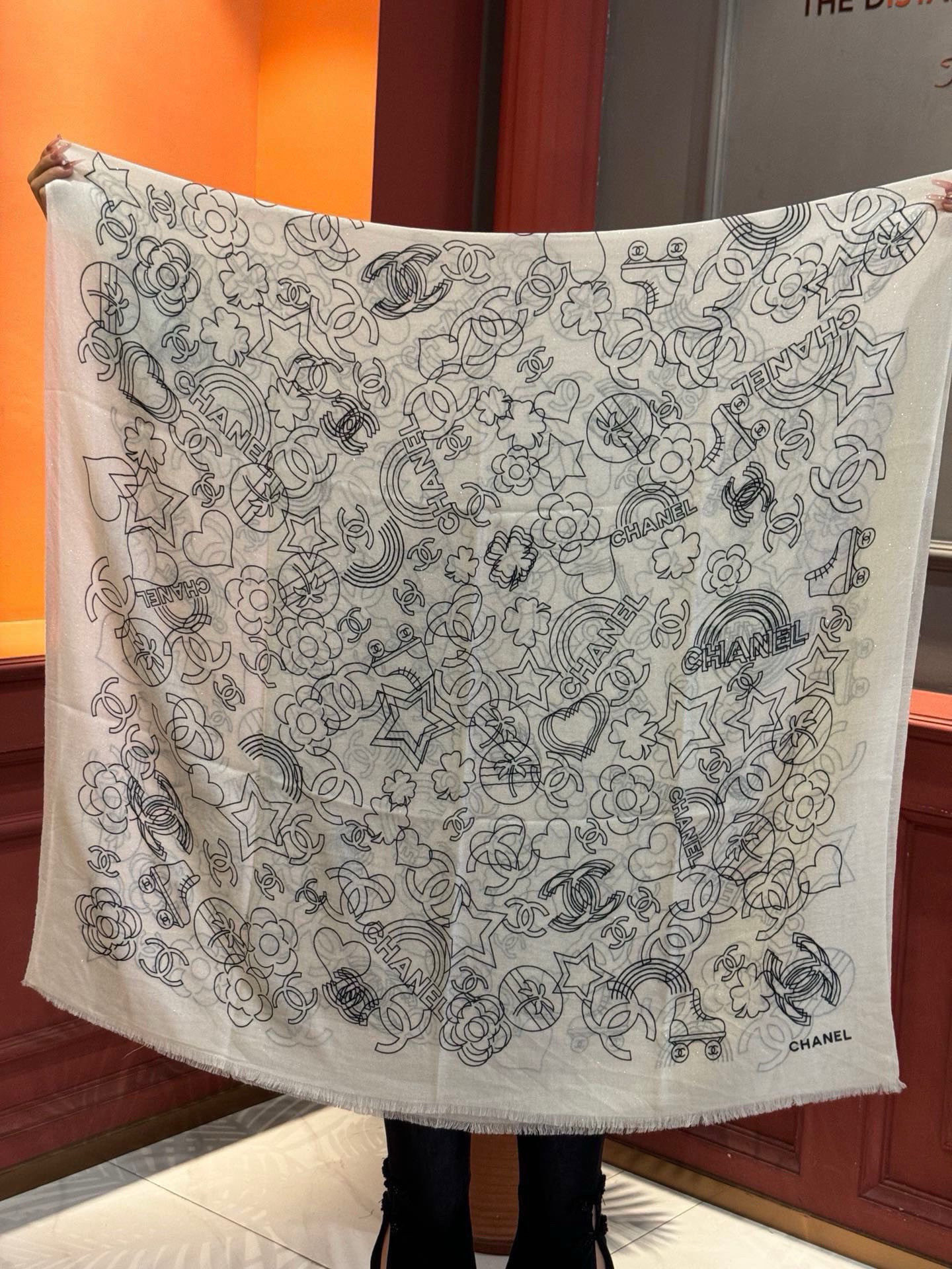 上新🌟 会发光发亮的围巾 💄💋新款客供银线💖羊绒面料长巾 😘美翻了[流泪]【小香银线图标】，御用殿堂级极