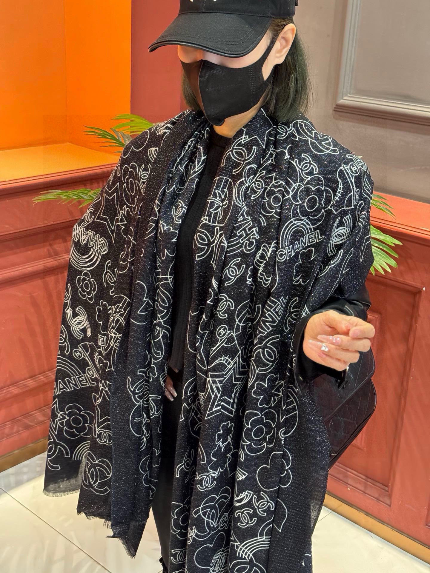 NO:581146,New scarf that will shine. New customer-supplied silver thread cashmere fabric long scarf. So beautiful [crying] [Xiaoxiang Silver Thread Icon], the royal palace-level top-notch new counter is on sale. The unique design style of pure cashmere sequins plus the rich Xiangjia's characteristic splicing pattern print of this season. It is extremely beautiful. Really. The upper body is extremely luxurious and high-end. Rare ~ little expensive ~ you can decide whether it looks good or not. Size 105x200cm  Large long scarf, top quality pure cashmere high version scarf, high version scarf, chanel19860909上新 会发光发亮的围巾 新款客供银线羊绒面料长巾 美翻了[流泪]【小香银线图标】,御用殿堂级极品新款专柜在售 纯羊绒亮片独特设计风格加上富有香家本季特色拼接图案印花 美丽至极 真的 上身极为奢华上档次 稀有～小贵～好看不好看自己看吧 尺寸105x200cm 大长巾,顶级纯羊绒高版本围巾,高版本围巾,chanel,scarf