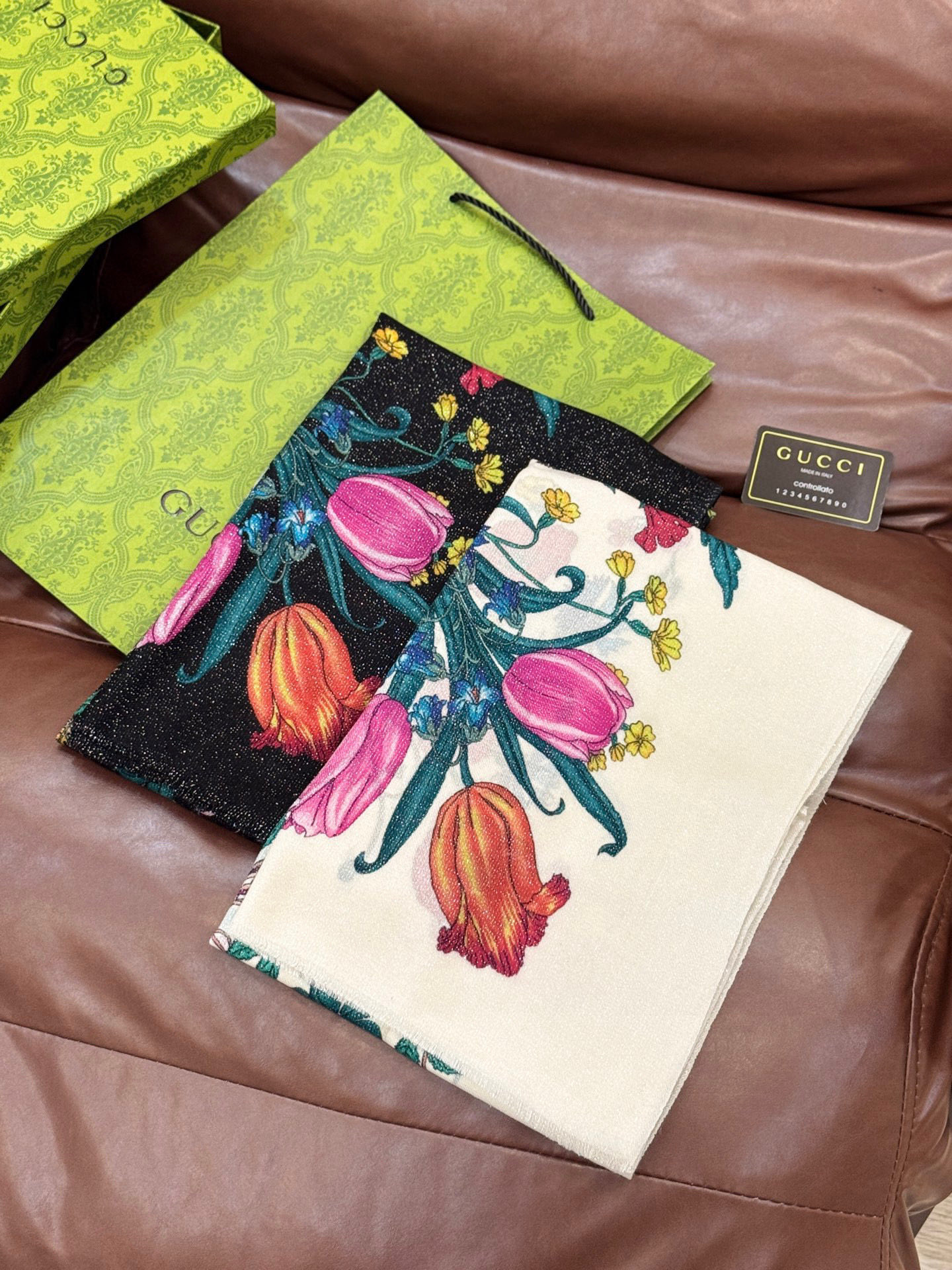 会发光发亮的围巾羊绒新款 🆕🆕🌈💫速度‼️下手一定要快‼️G家新款【花卉长巾】，高端 大爱 货极少 现在