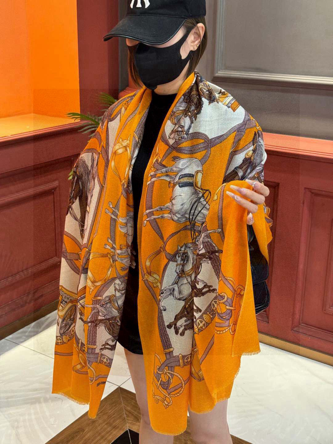 NO:581151,A scarf that shines brightly. Everyone who buys it says it looks good. I recommend top-notch craftsmanship. Great value. Hermès counter hit model. Three-dimensional presentation of patterns and textures. Real product. Extremely high-grade. Special craftsmanship. High-end research and development. Stunning. Special cutting-edge craftsmanship. Loved by Bai Fumei. Whether it is quality, style or price, it makes them scream for big brands. Super cost-effective. Definitely worth buying. Size 110*200 high version scarf, high version scarf, Hermes19860909会发光发亮的围巾 新款买了都说好看推荐顶级工艺超值爱马仕专柜爆款立体呈现图案纹路实物档次极高特殊工艺高端研发惊艳问世特殊尖端工艺处理受到白富美的喜欢 无论是品质 款式 价格都令大牌控的她们尖叫 超高性价比 绝对值得入手尺寸110*200高版本围巾,高版本围巾,hermes,scarf